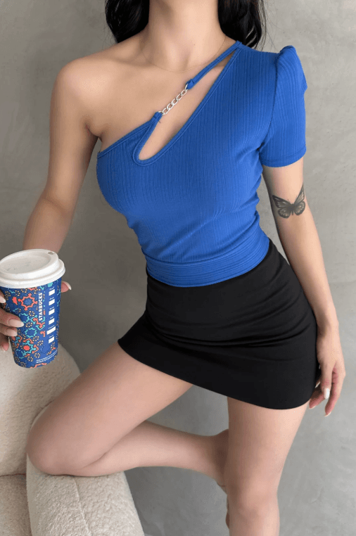 Tek Omuz Zincir Detaylı Crop Bluz