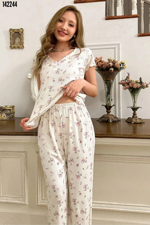 Bahar Esintisi Pamuklu Çiçek Desenli Kısa Kolu Pijama Takımı