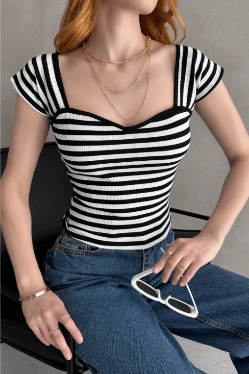 Kalp Yaka Sırtı Bağcık Detaylı Crop Bluz