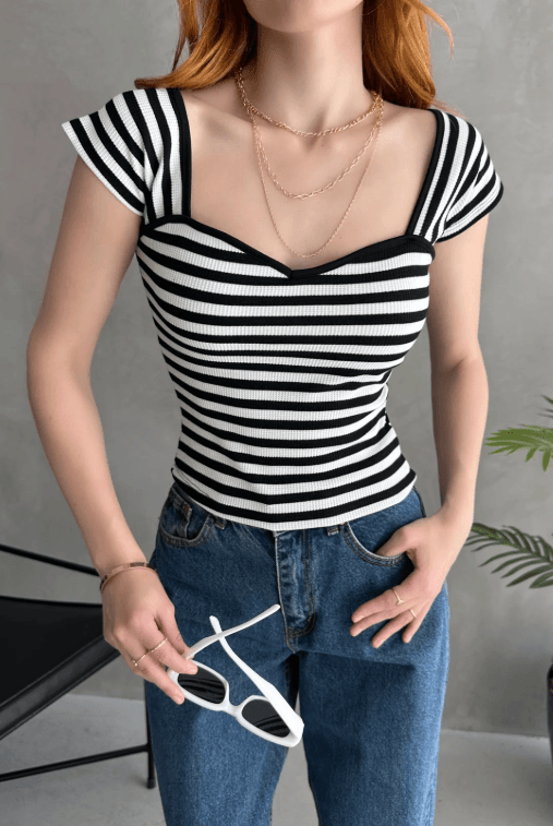 Kalp Yaka Sırtı Bağcık Detaylı Crop Bluz