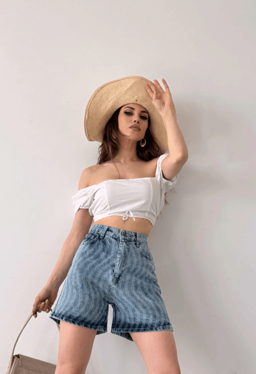 Paçası Püsküllü Yıkamalı Denim Şort 
