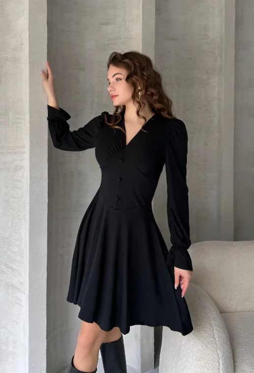 V Yaka Düğme Detaylı Mini Crep Elbise