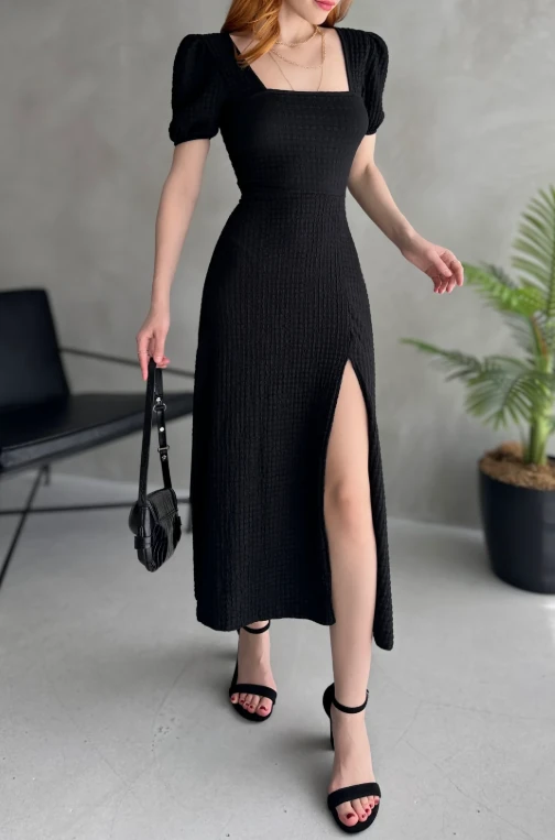 Kare Yaka Sırt Dekolteli Yırtmaç Detaylı Gofre Elbise