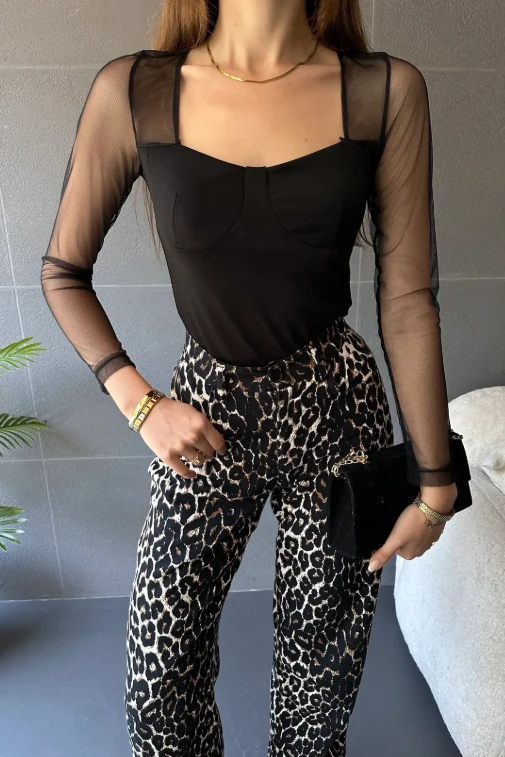 Kare Yaka Tül Detaylı Bluz