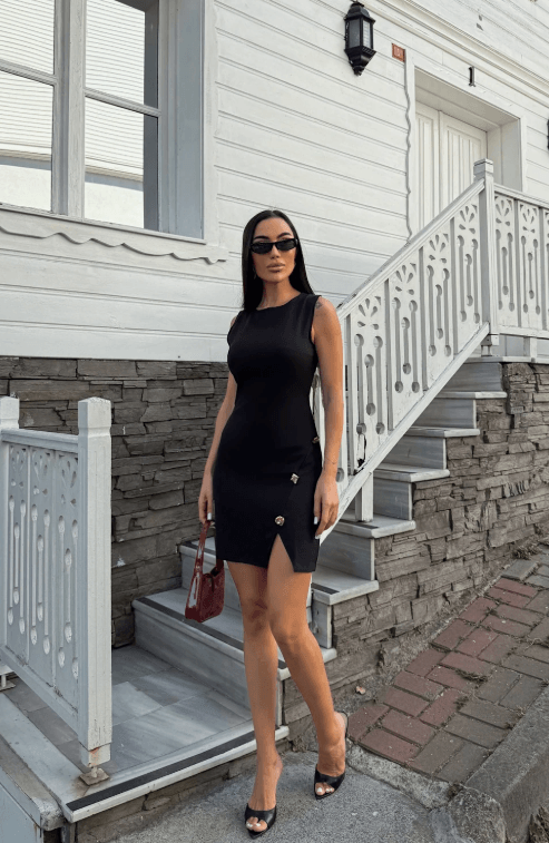 Askılı Aksesuar Detaylı Yırtmaçlı Mini Elbise