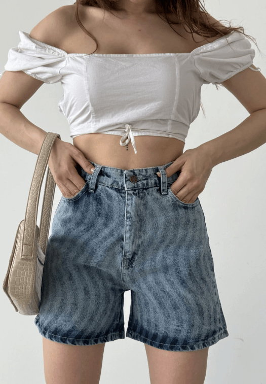 Paçası Püsküllü Yıkamalı Denim Şort 