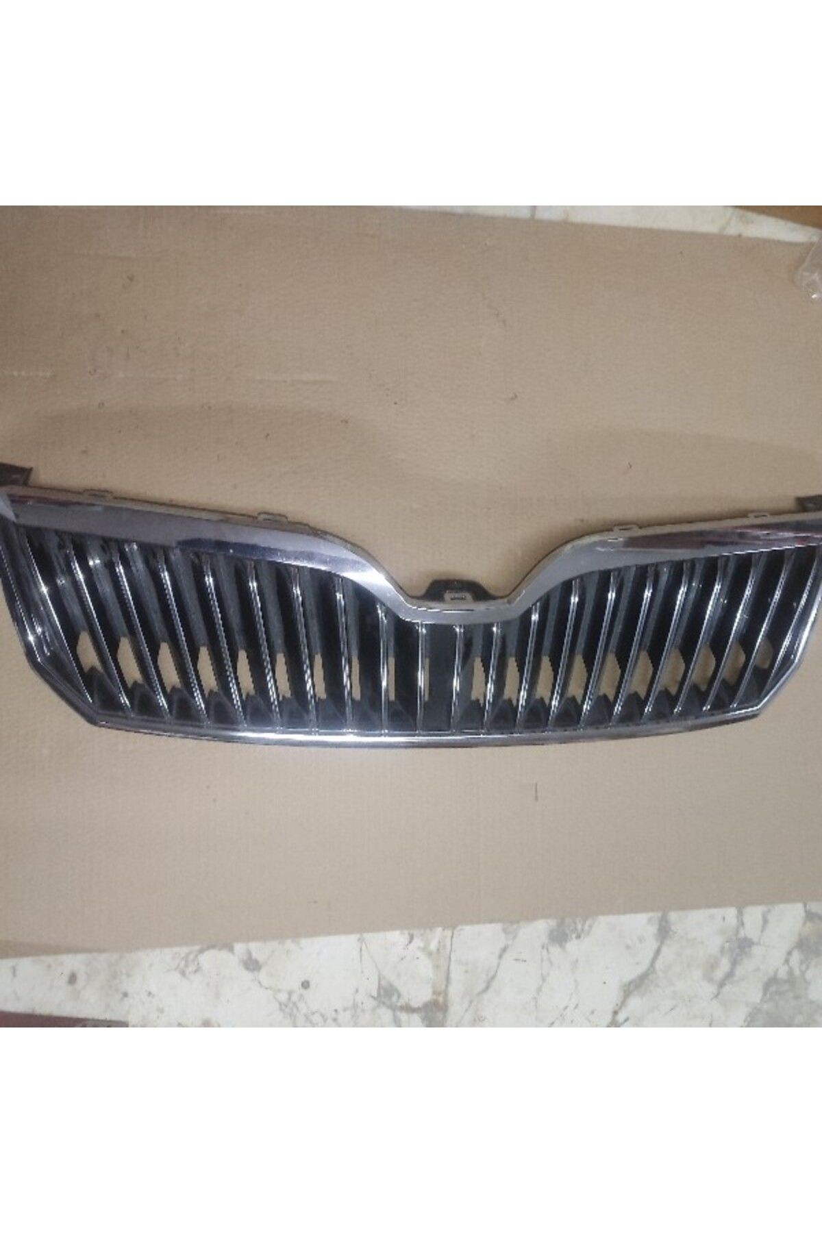 3T0853668B ön panjur sıfır kromluFavori skoda süperb 13/15 arası Uyumlu  ORIJINAL