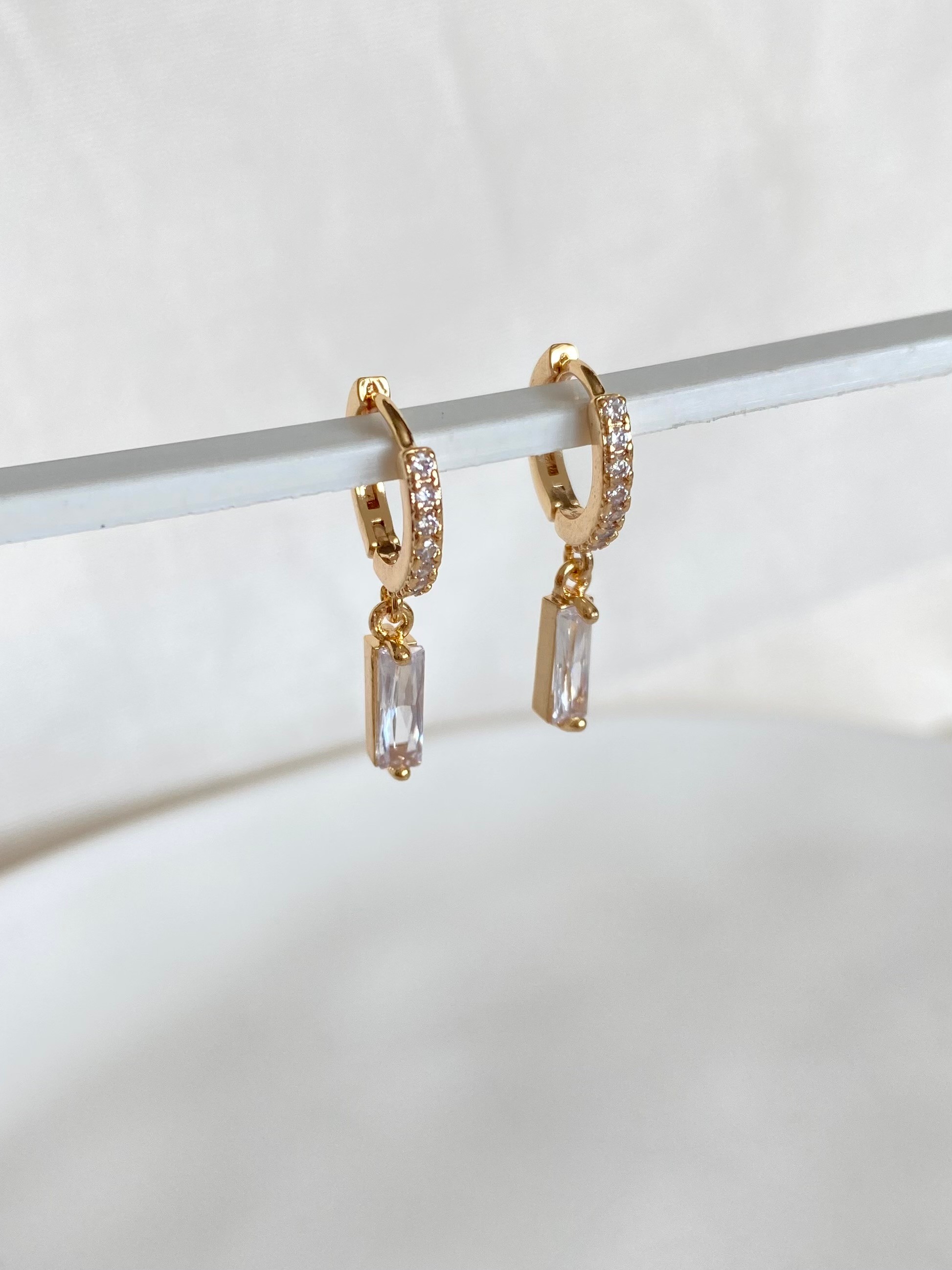 Uzun Baget Taşlı Küpe Gold