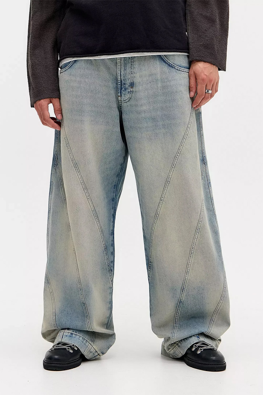 BDG Neo Dirty Bleach Twist Jeans