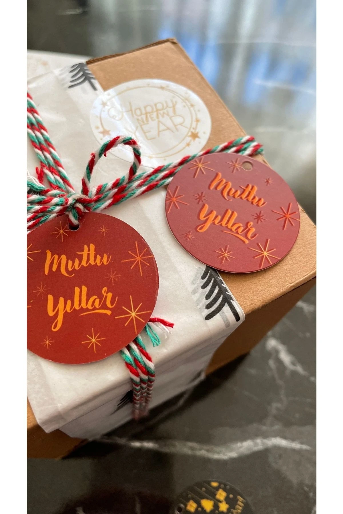 Yılbaşı Serisi Delikli Etiket Mutlu Yıllar 4 Cm 20 Adet Ürün Etiketi Kabartma Detaylı Çift Yön
