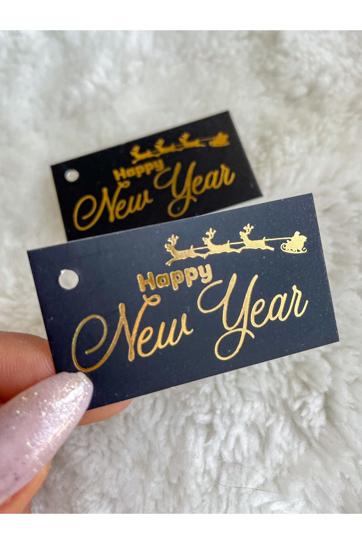 altın baskılı etiket 'happy new year' 5x2.5 cm 30 adet , varaklı delikli etiket, yılbaşı etiketi