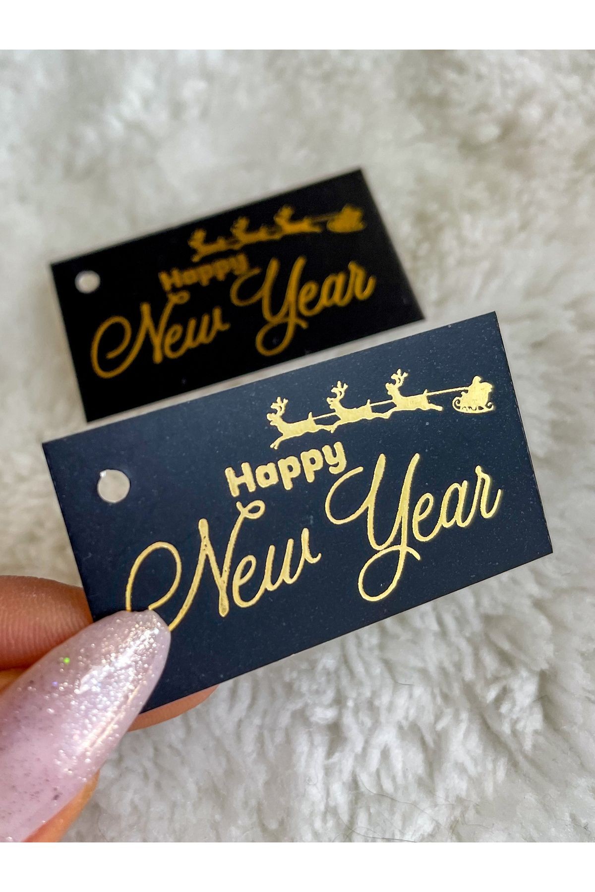 altın baskılı etiket 'happy new year' 5x2.5 cm 30 adet , varaklı delikli etiket, yılbaşı etiketi