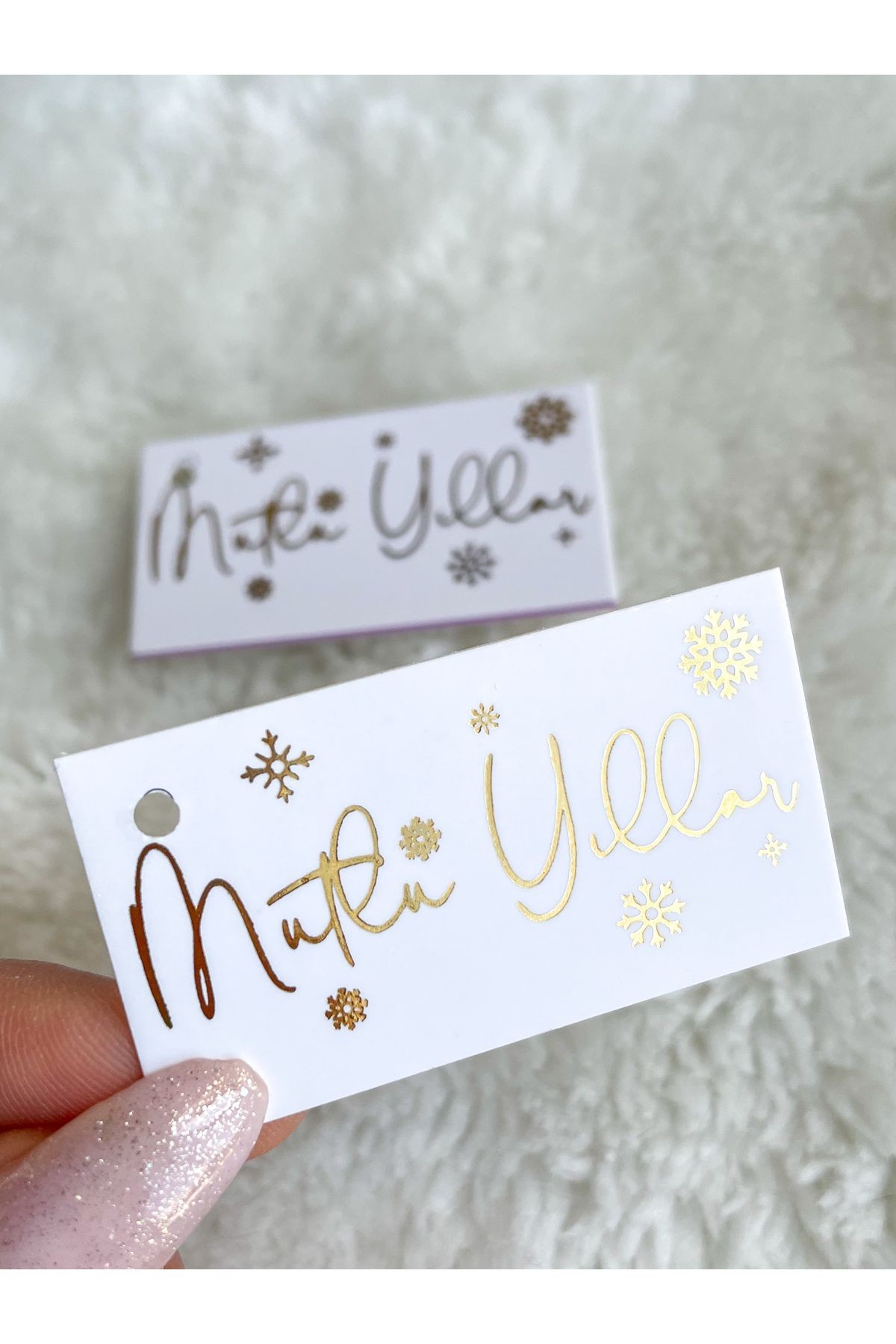altın baskılı etiket 'mutlu yıllar' 5x2.5 cm 30 adet , varak baskılı delikli etiket, yılbaşı etiketi