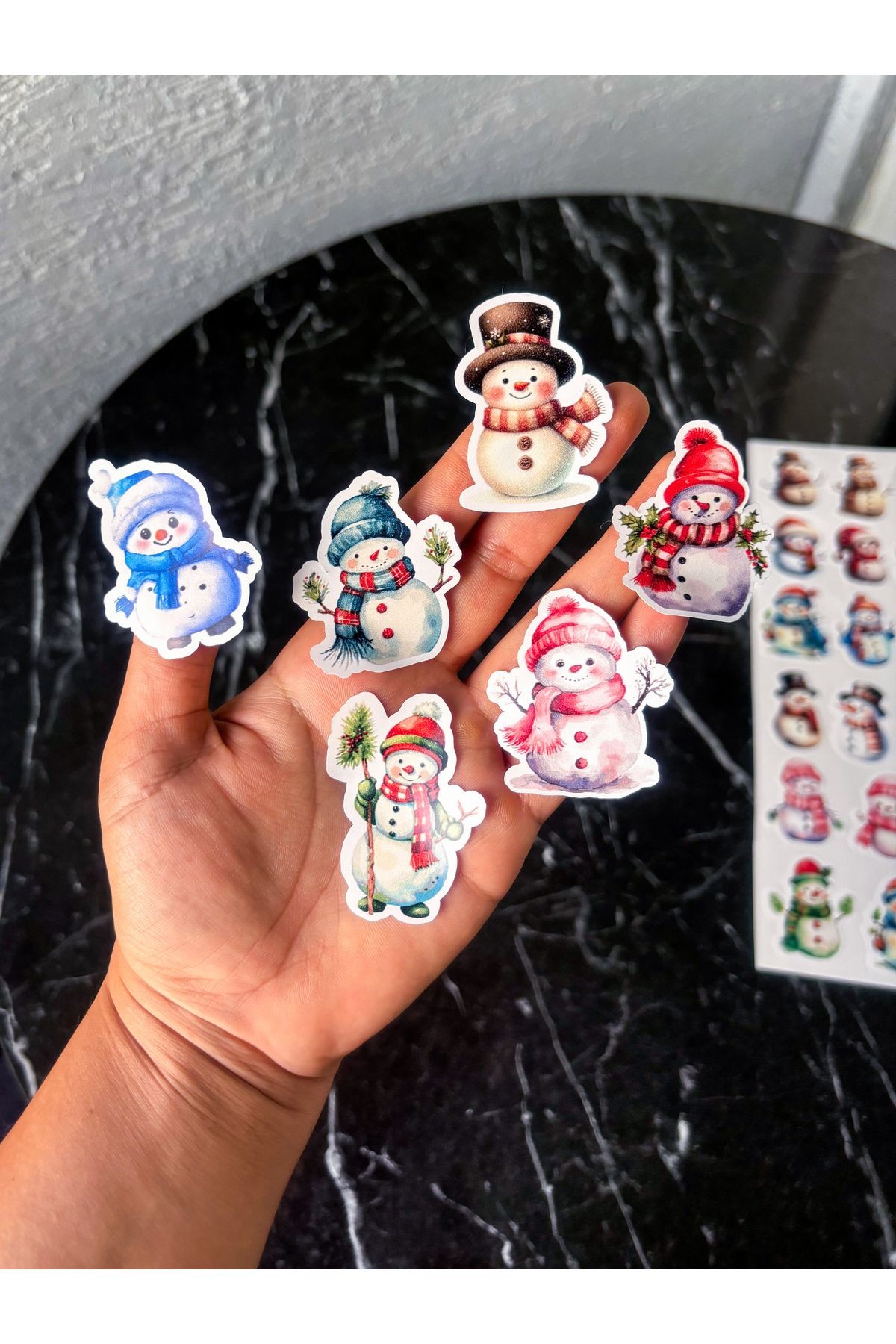 Kardan adam sticker 33 adet ~5-6 cm özel kesim yapışkanlı etiket, yılbaşı sticker, paket süsü