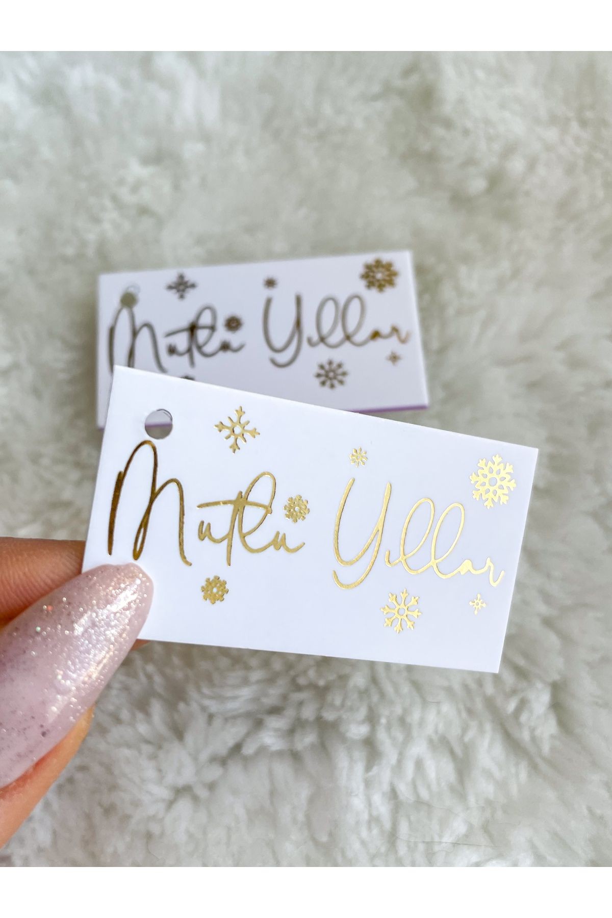 altın baskılı etiket 'mutlu yıllar' 5x2.5 cm 30 adet , varak baskılı delikli etiket, yılbaşı etiketi