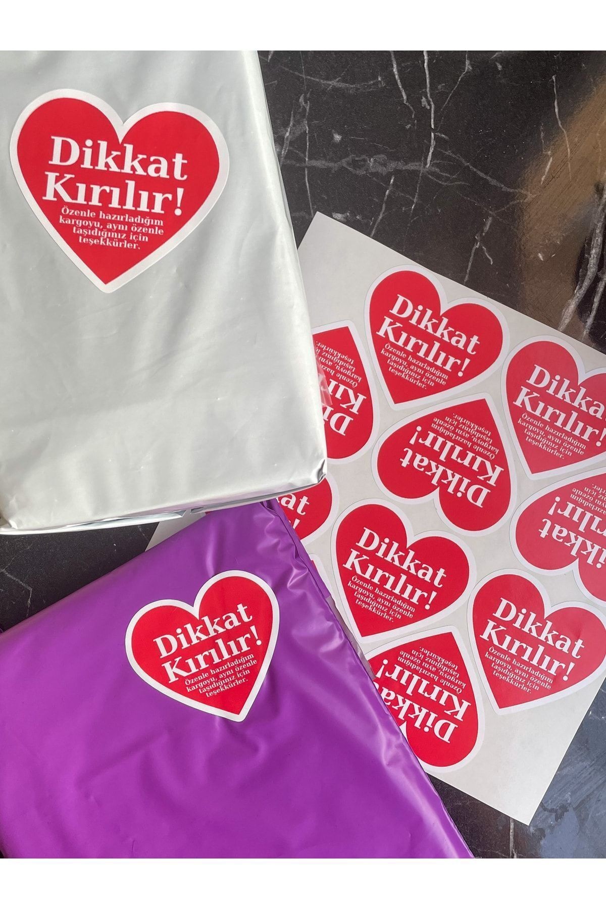 Dikkat kırılır kargo etiketi 7 cm 20 adet, kalp kesim kargo stickerı, uyarı stickerı