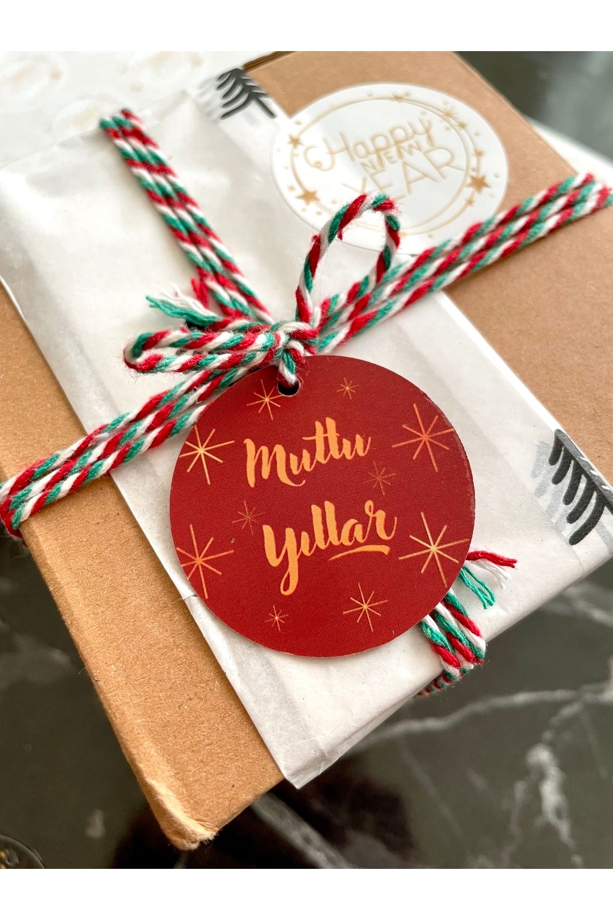 Yılbaşı Serisi Delikli Etiket Mutlu Yıllar 4 Cm 20 Adet Ürün Etiketi Kabartma Detaylı Çift Yön