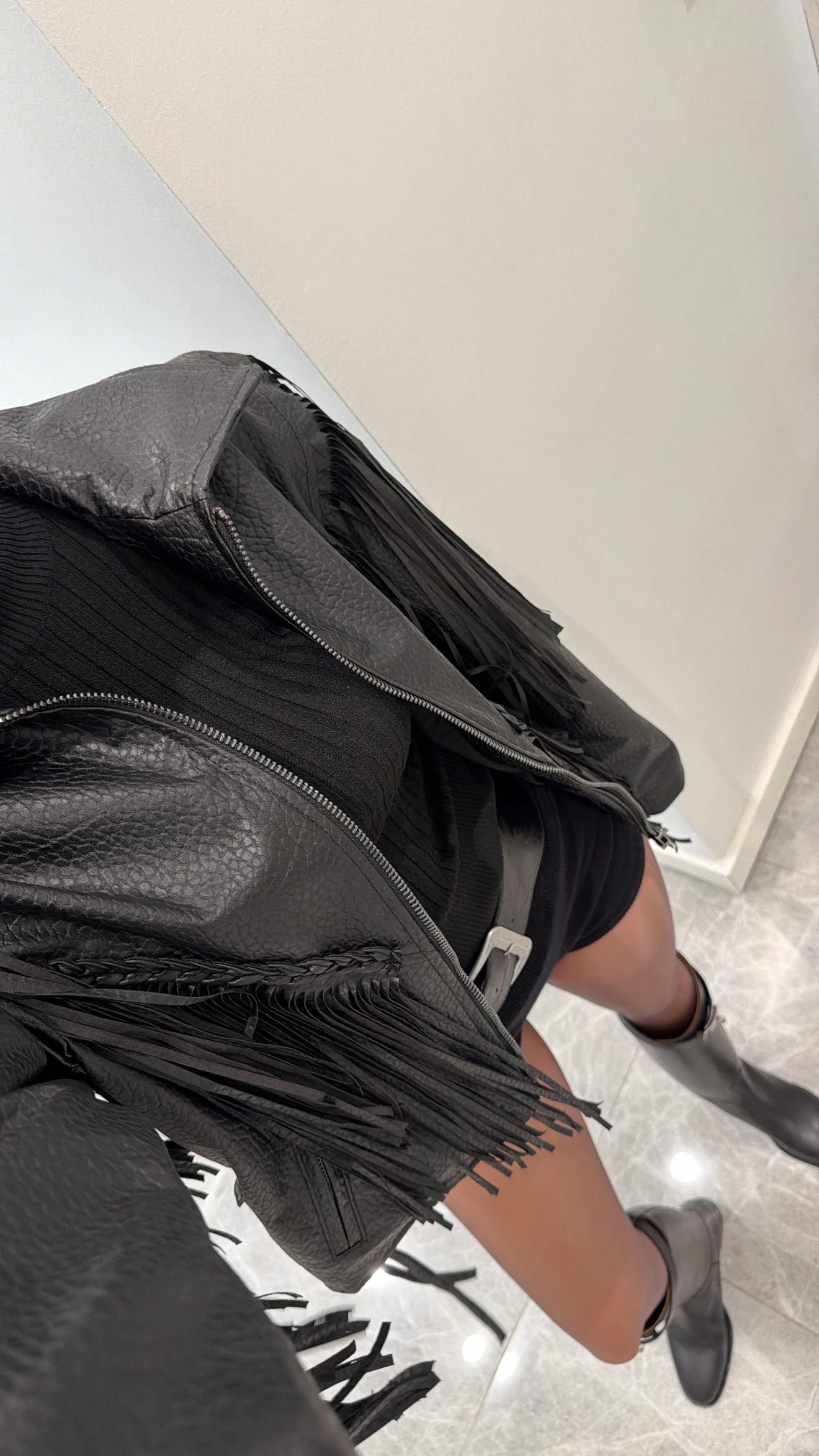 PÜSKÜLLÜ SİYAH DERİ CEKET