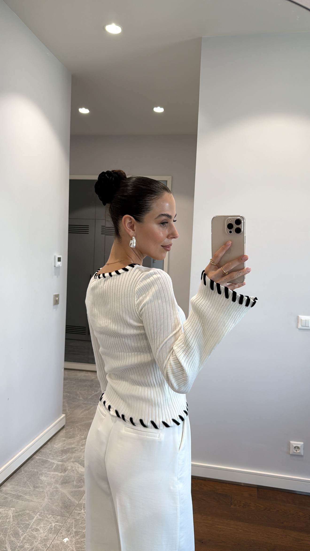 KONTRAST DETAYLI TRİKO BLUZ