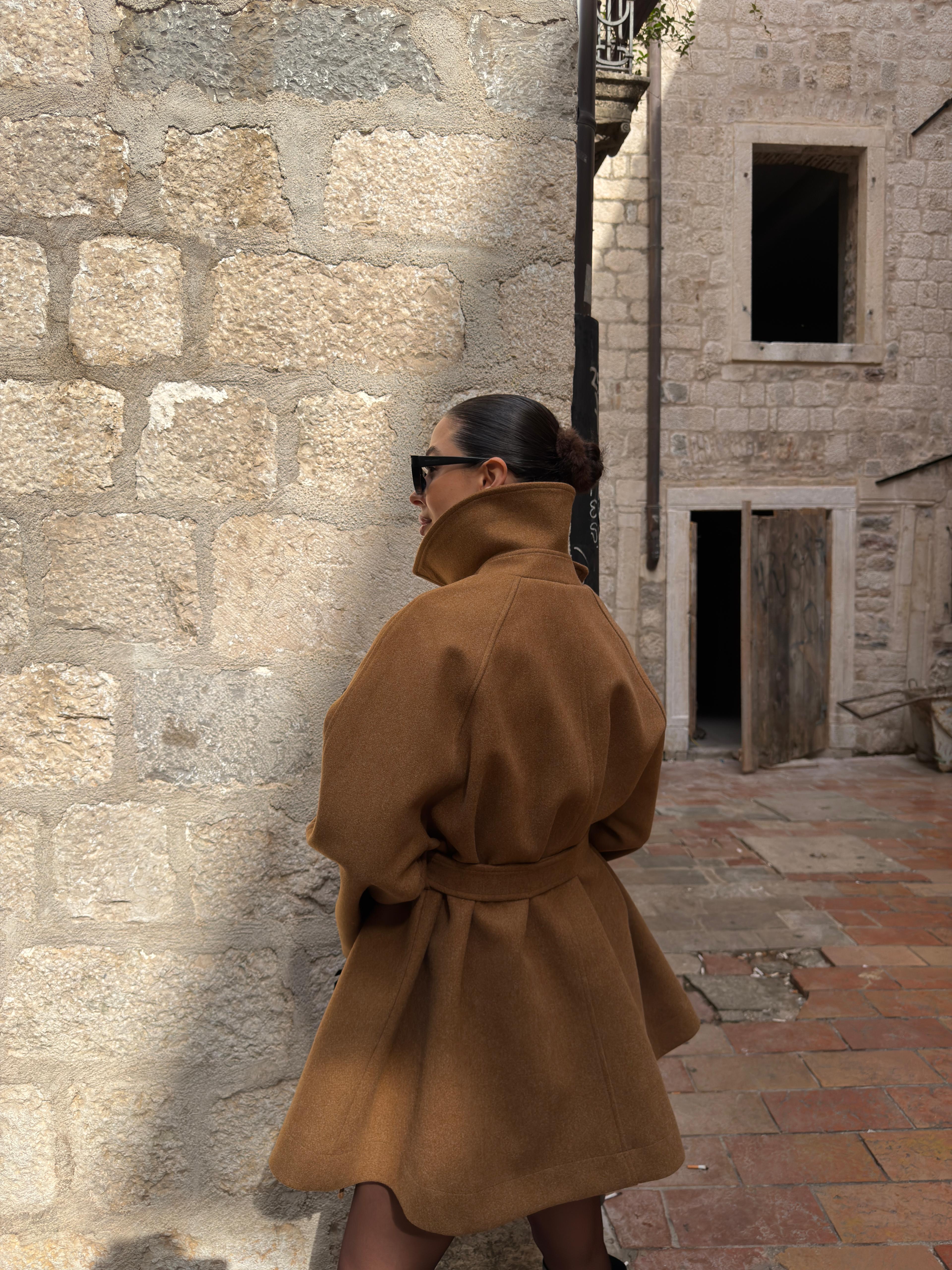 PELERİN DETAYLI KUŞAKLI KAŞE KABAN