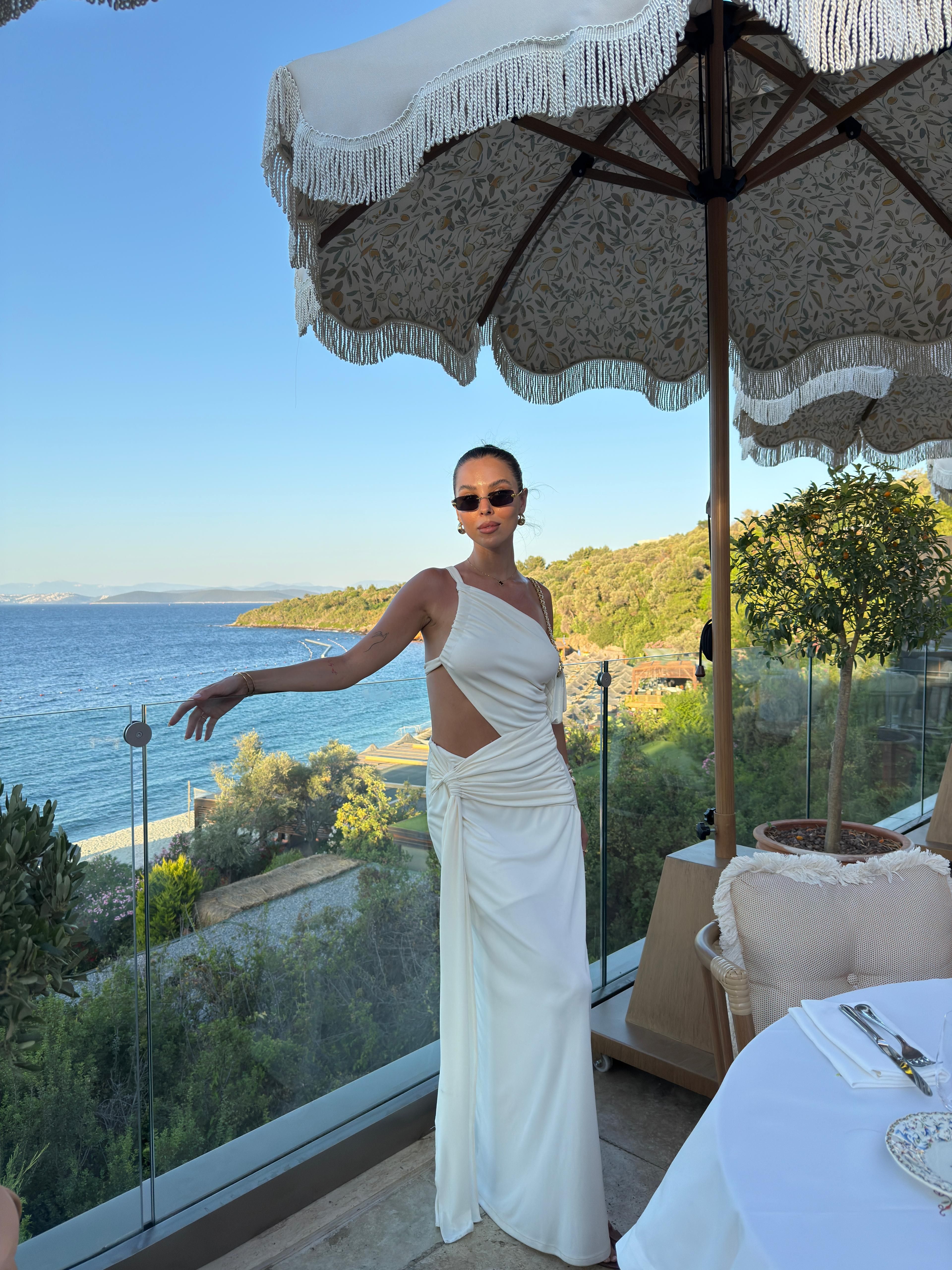 BEYAZ YIRTMAÇ DETAYLI CUT-OUT ELBİSE