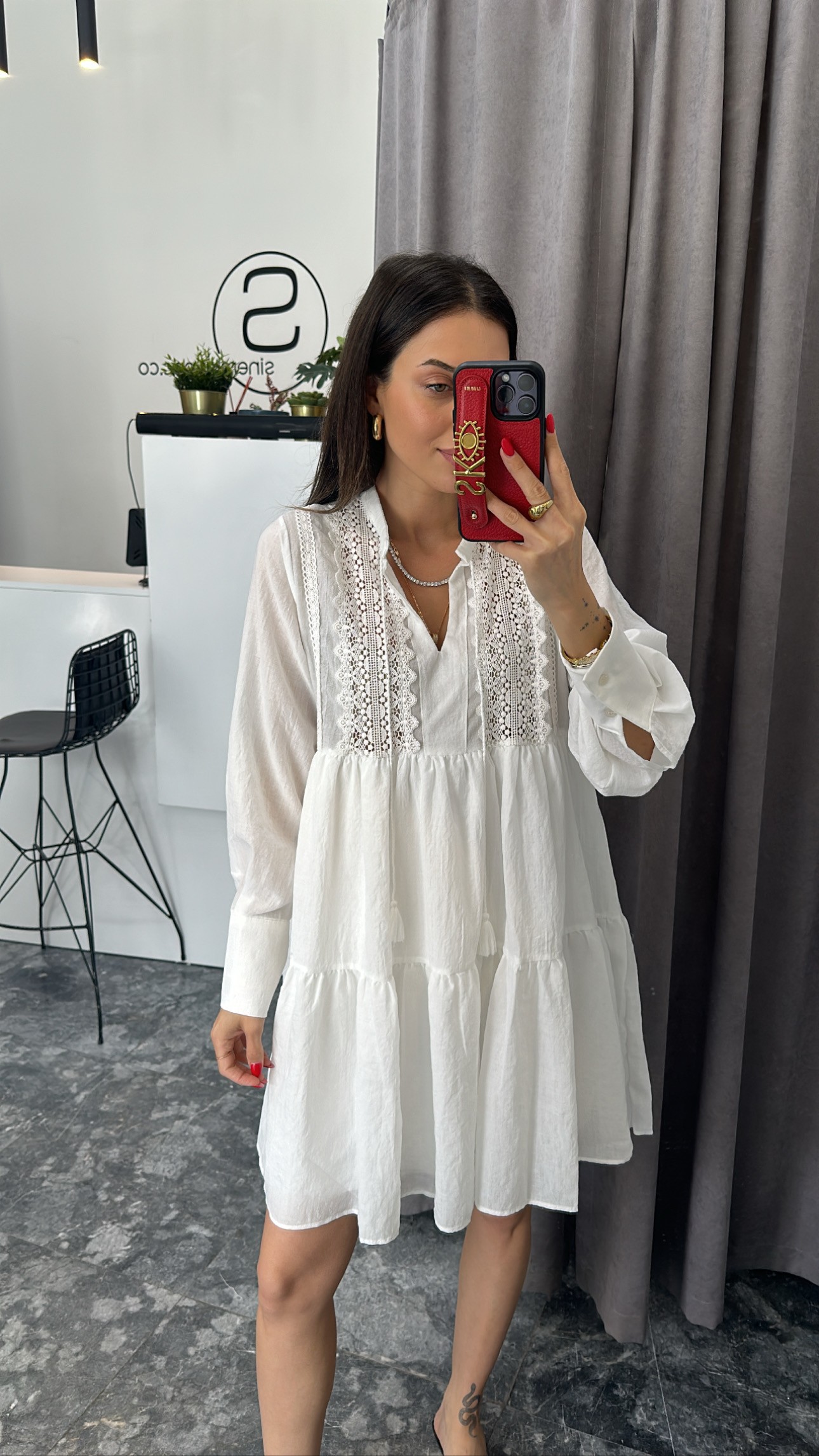 Beyaz astarlı dantel detaylı elbise