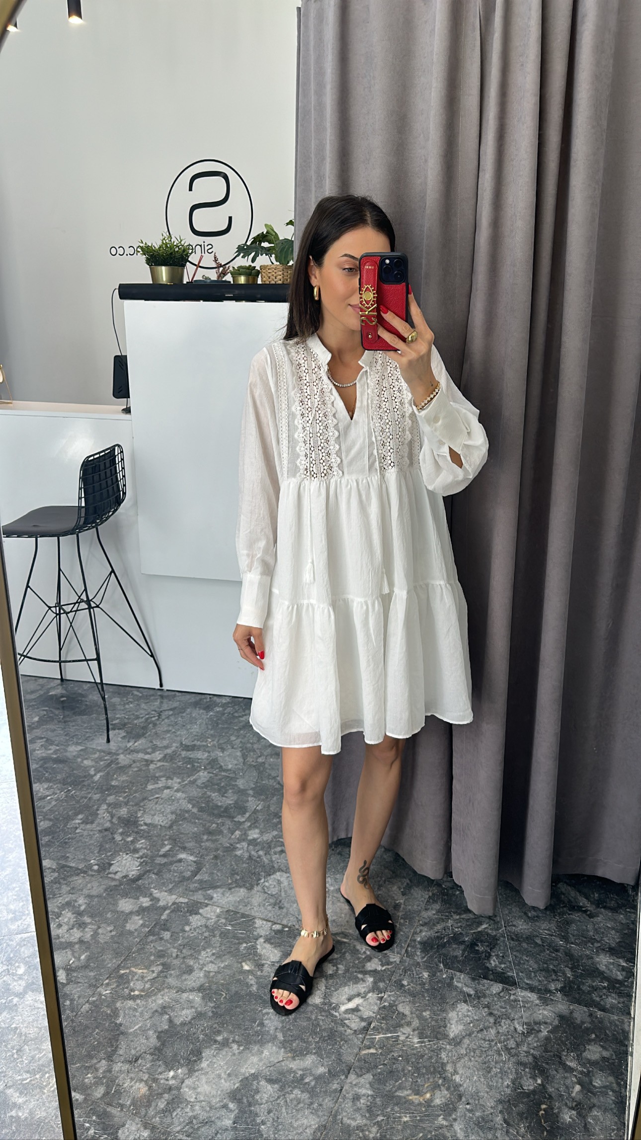 Beyaz astarlı dantel detaylı elbise