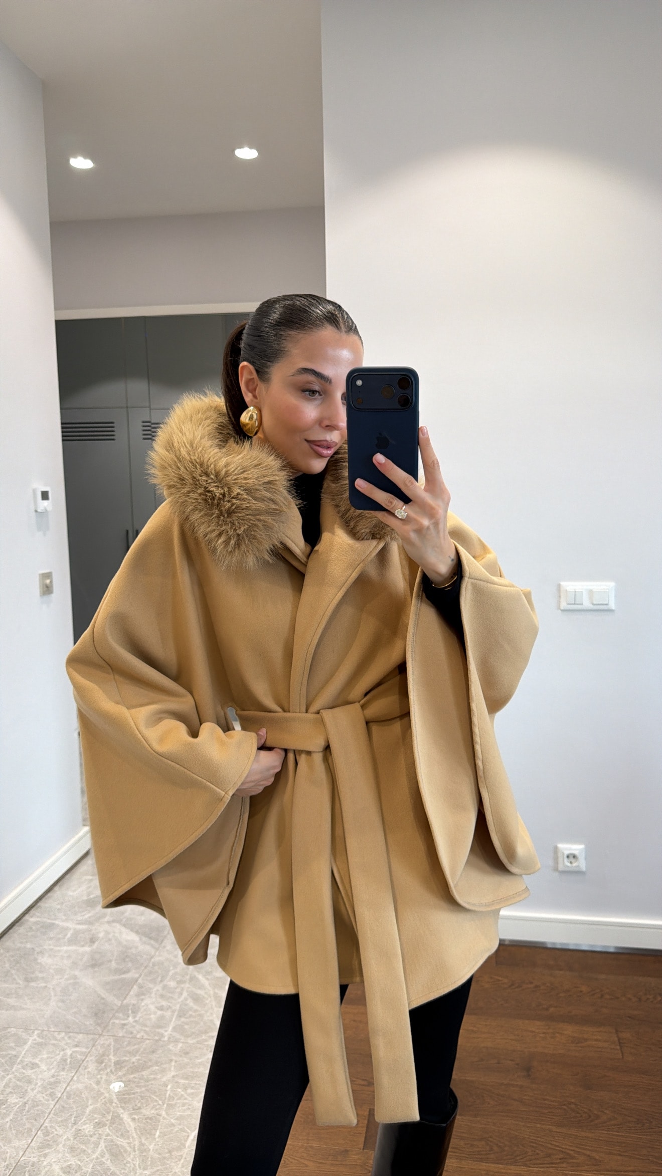 KÜRK DETAYLI KUŞAKLI KAŞE PANÇO - CAMEL