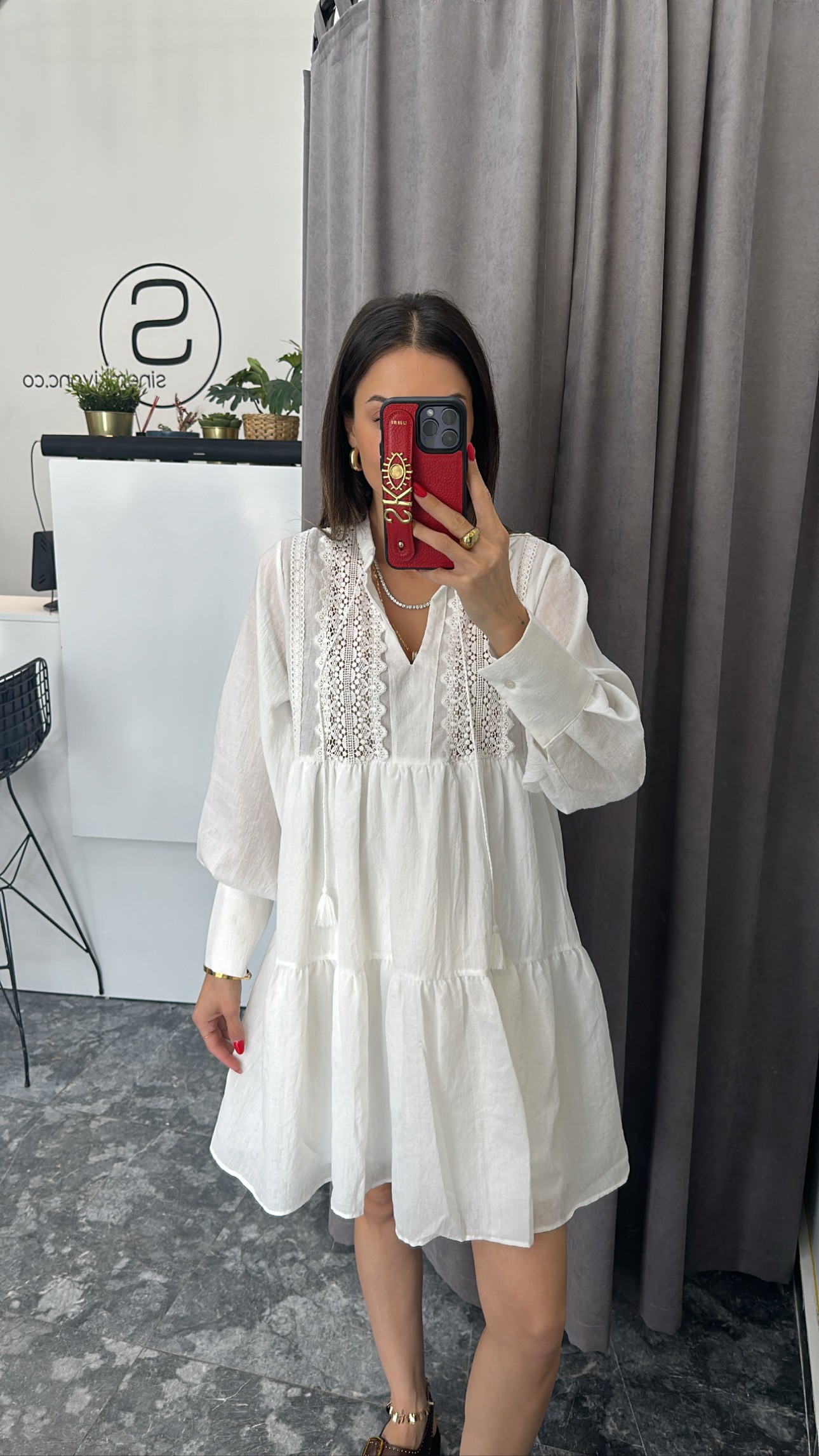 Beyaz astarlı dantel detaylı elbise
