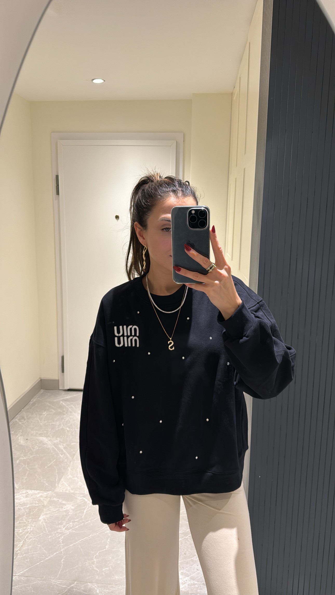 Orj marka etiketli kartlı iç etiketli küçük yazı detaylı siyah sweatshirt