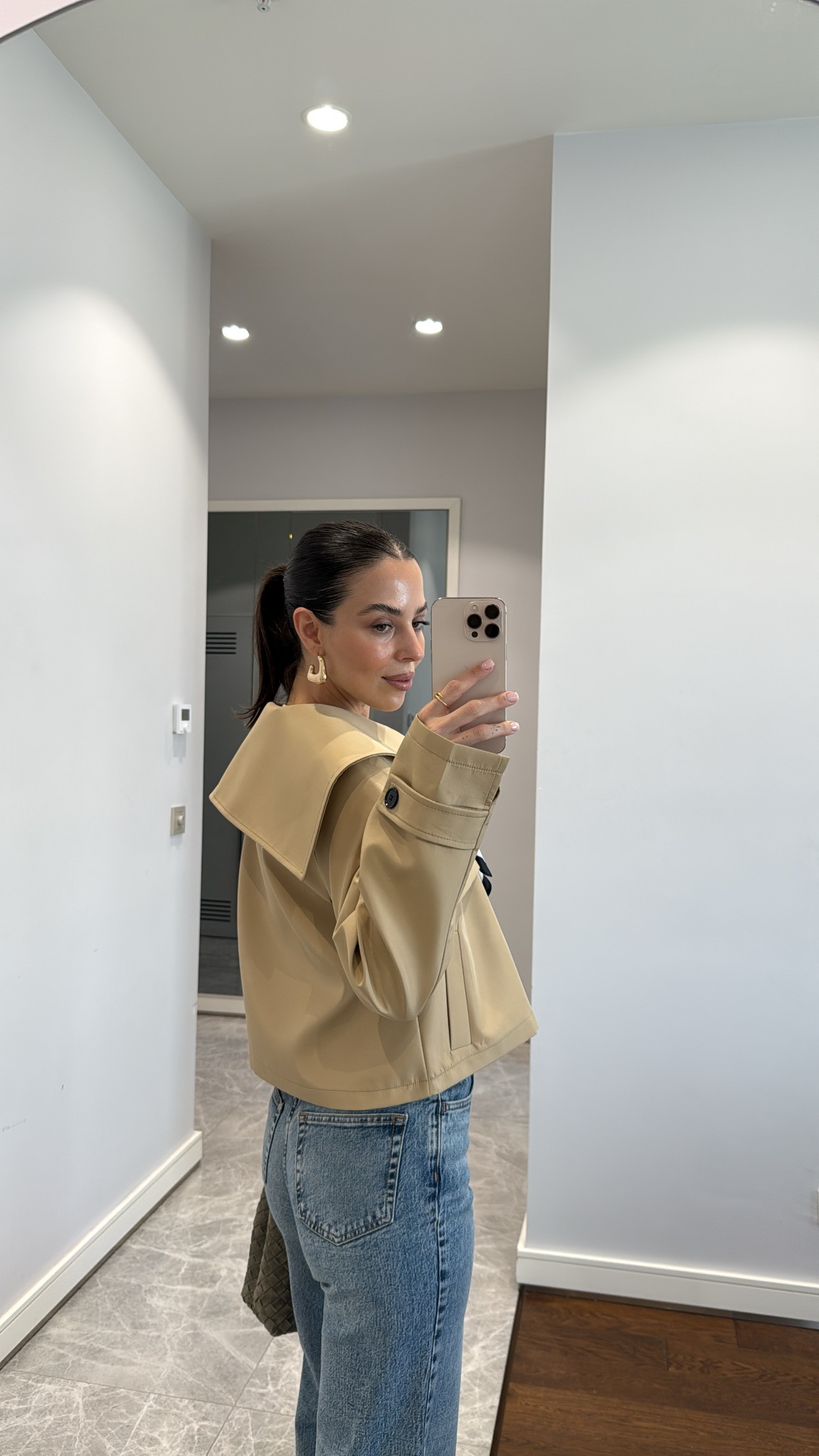 DÜĞMELİ KISA BEBE YAKA TRENÇKOT