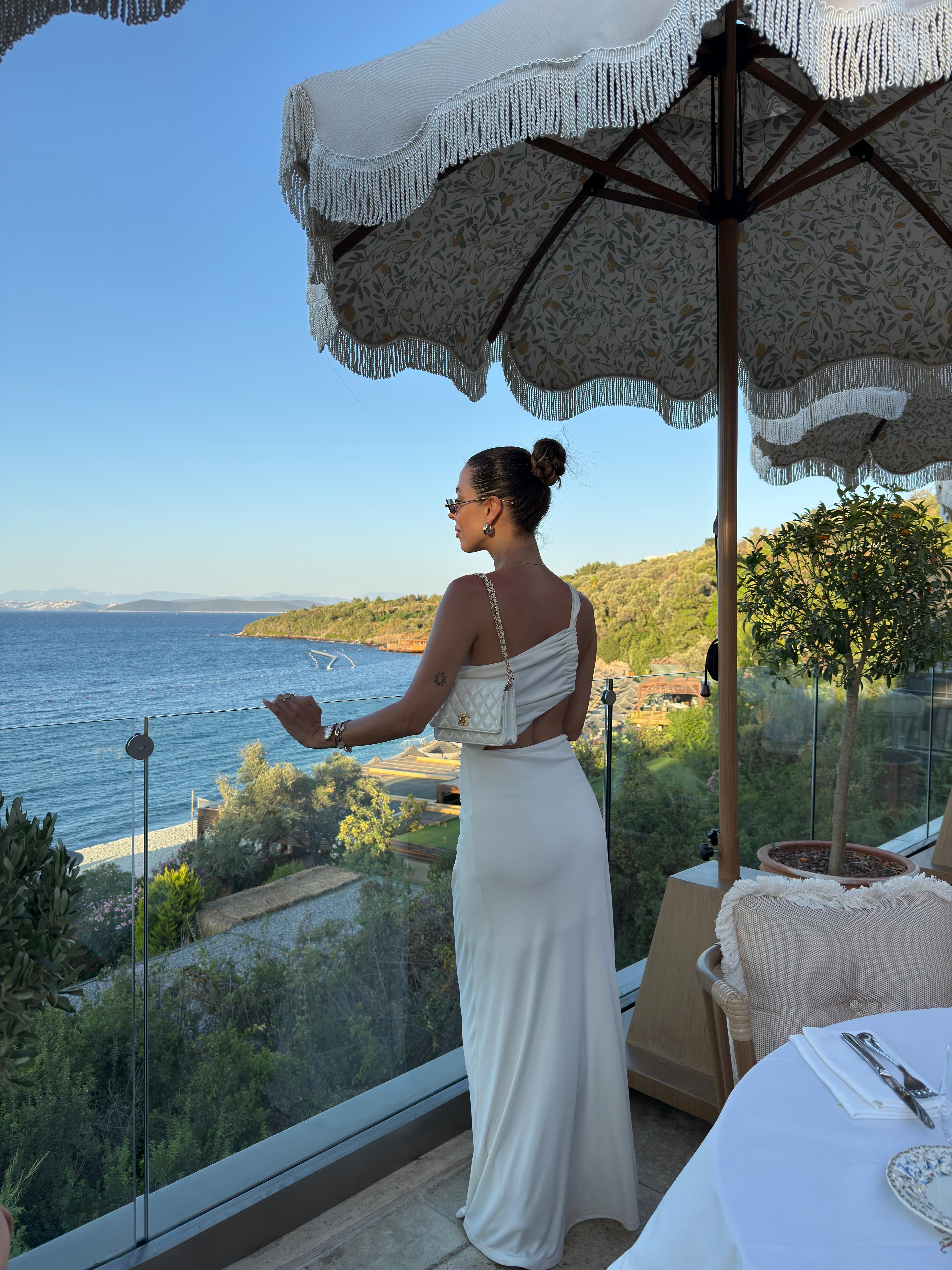 BEYAZ YIRTMAÇ DETAYLI CUT-OUT ELBİSE