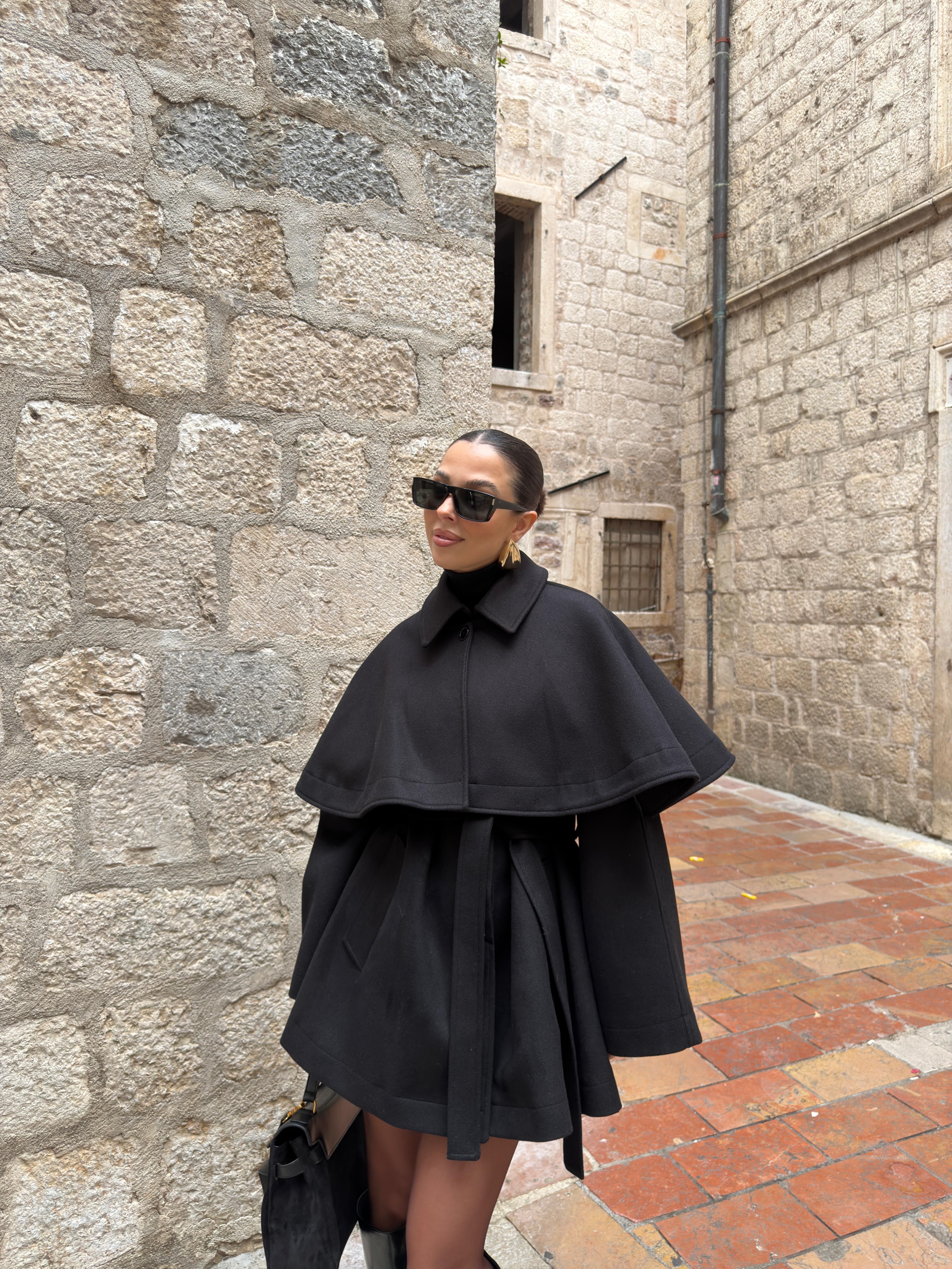 PELERİN DETAYLI KUŞAKLI KAŞE KABAN - SİYAH