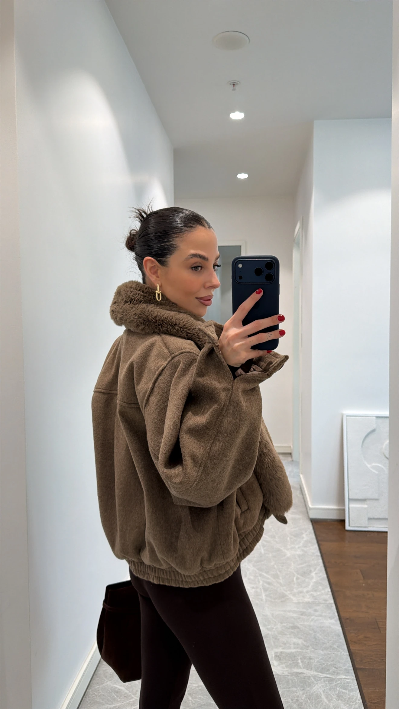 YAKASI PELUŞ DETAYLI KAŞE MONT