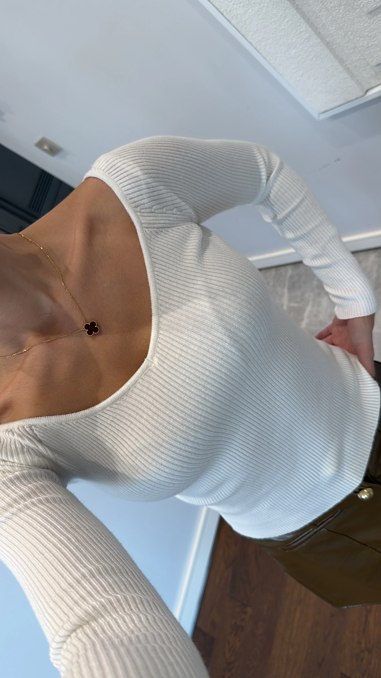 V-NECK KNITWEAR SWEATER