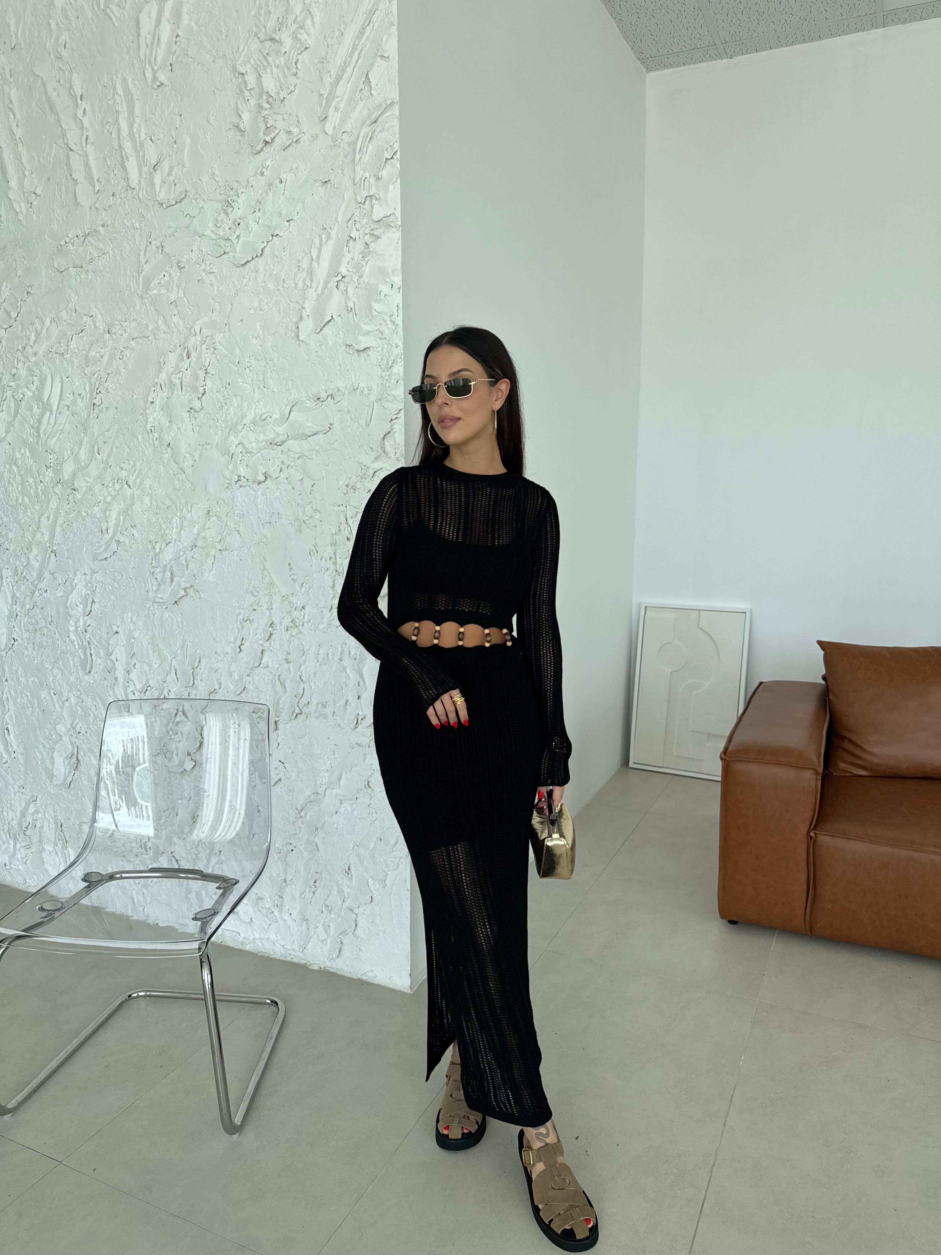 siyah yırtmaçlı boncuk detaylı triko elbise
