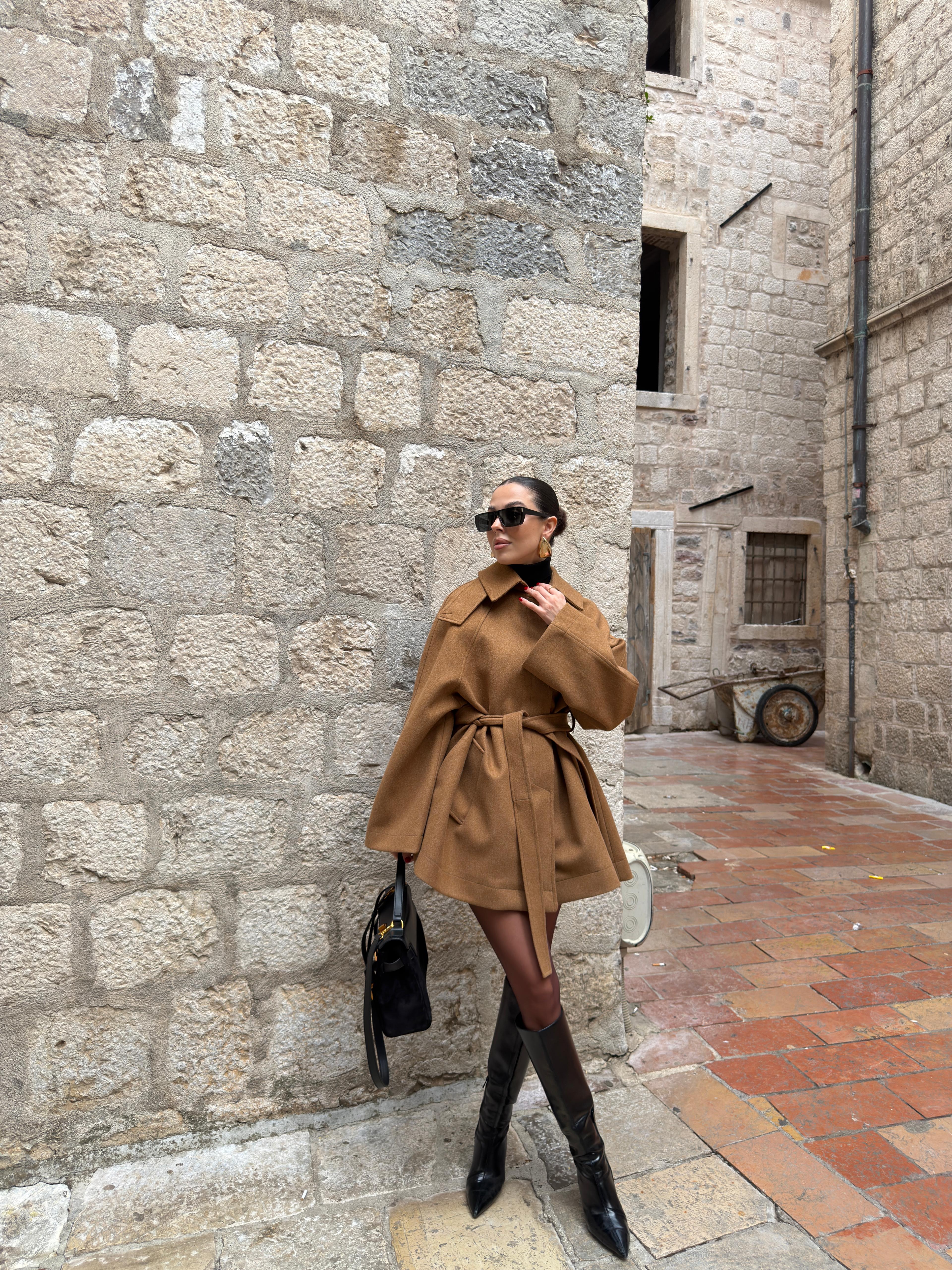 PELERİN DETAYLI KUŞAKLI KAŞE KABAN