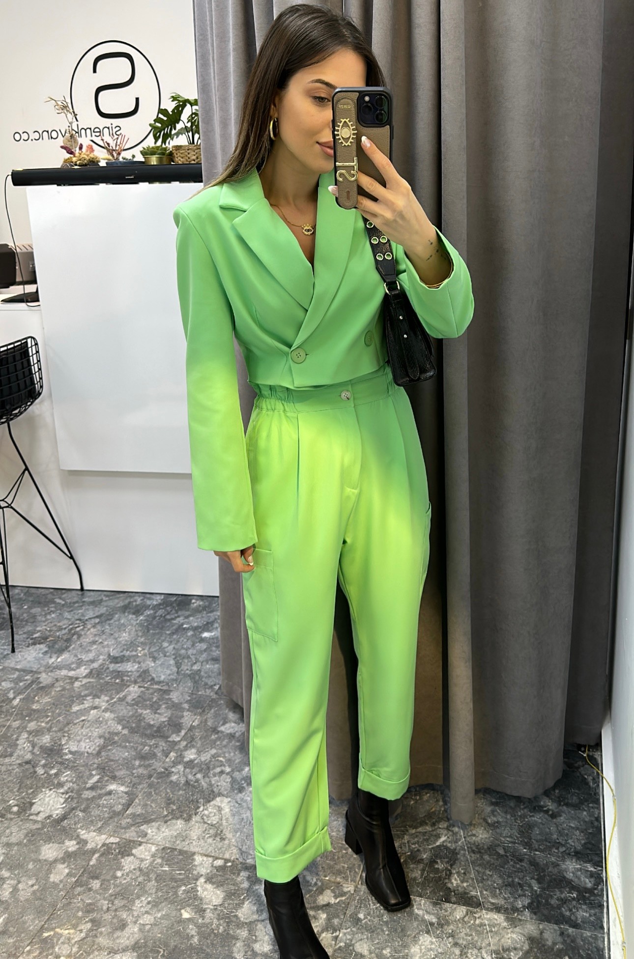 Yeşil astarlı crop ceket havuç pantolon takım