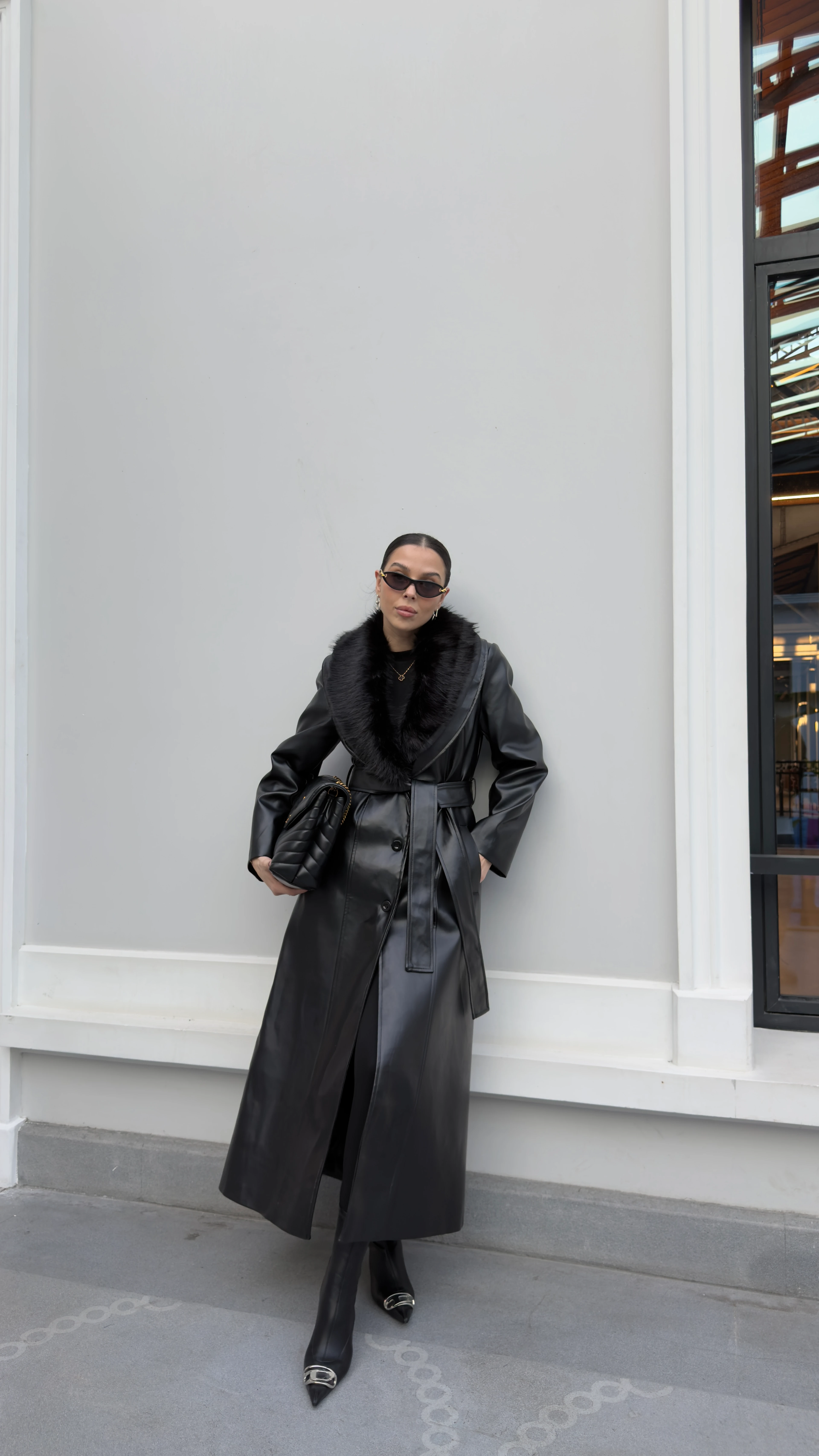 YAKASI KÜRKLÜ SİYAH DERİ KABAN