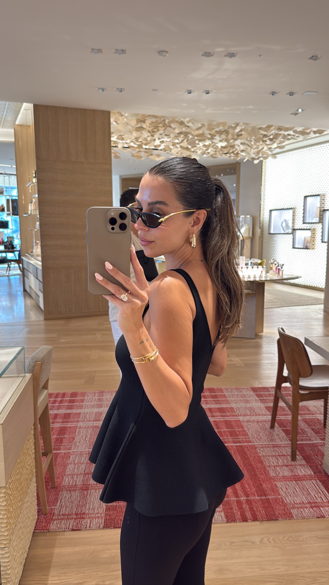 SİYAH V YAKA PEPLUM BLUZ
