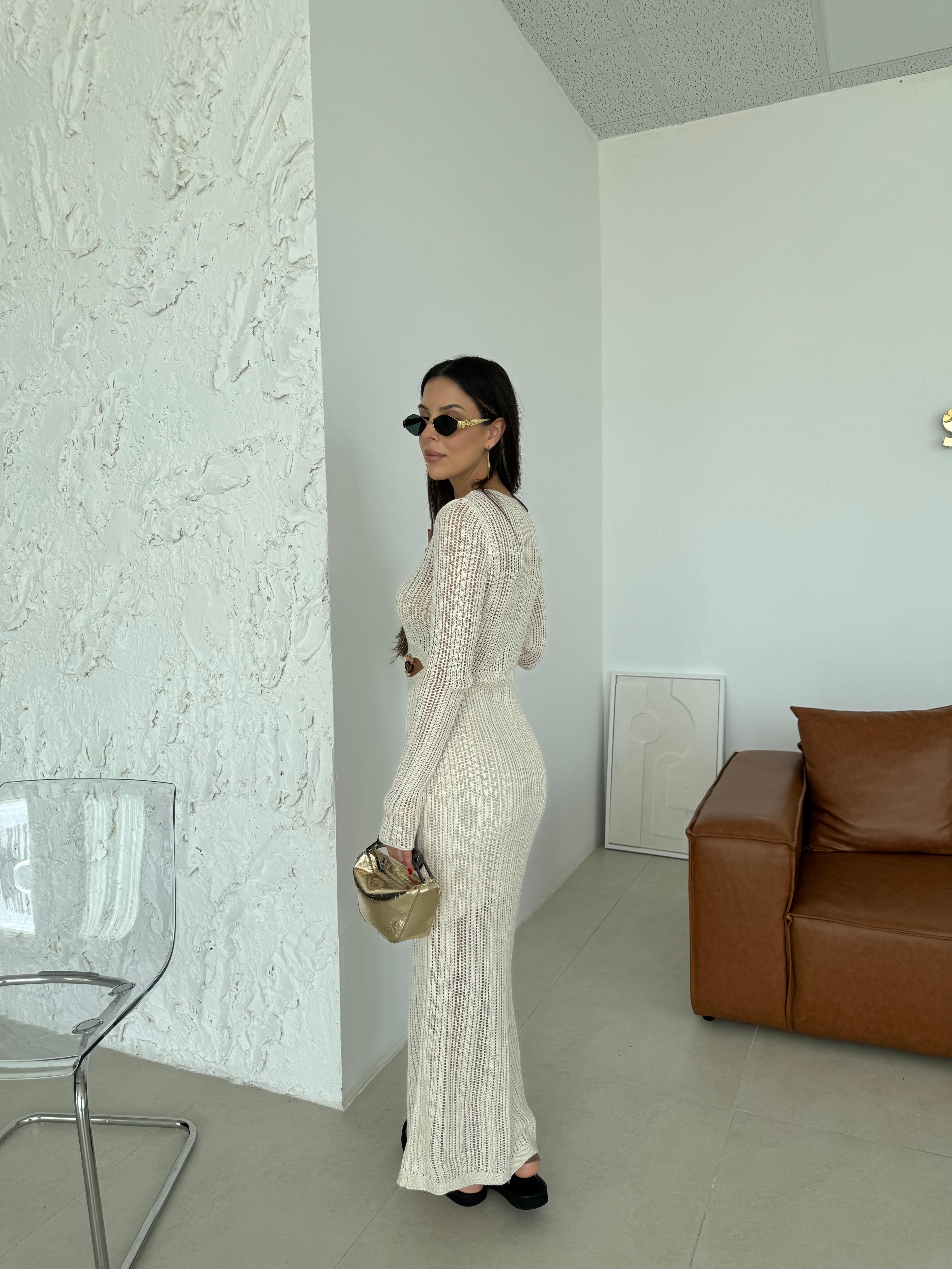 krem yırtmaçlı boncuk detaylı triko elbise