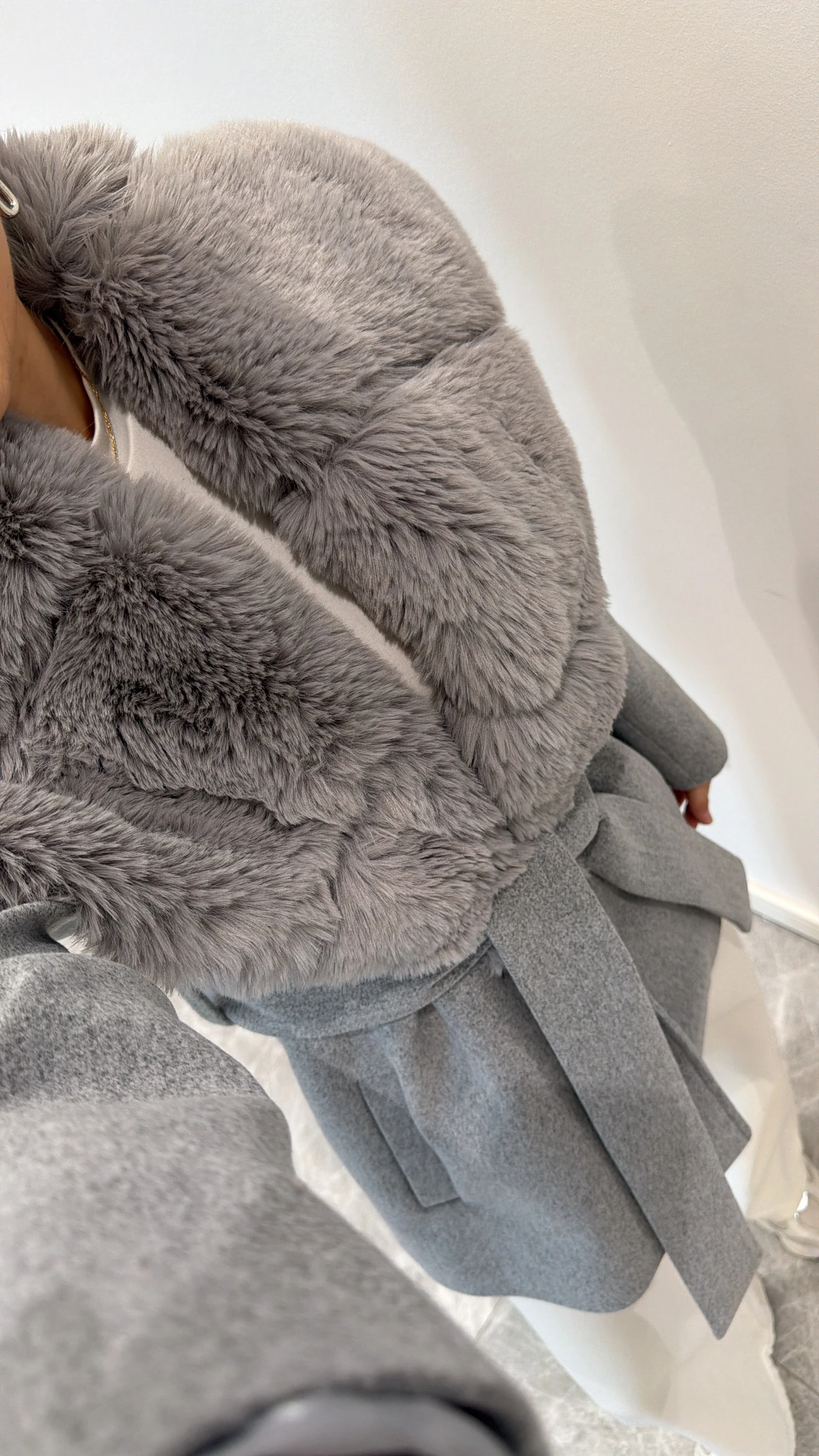 YAKASI KÜRKLÜ KAŞE KUŞAKLI KABAN