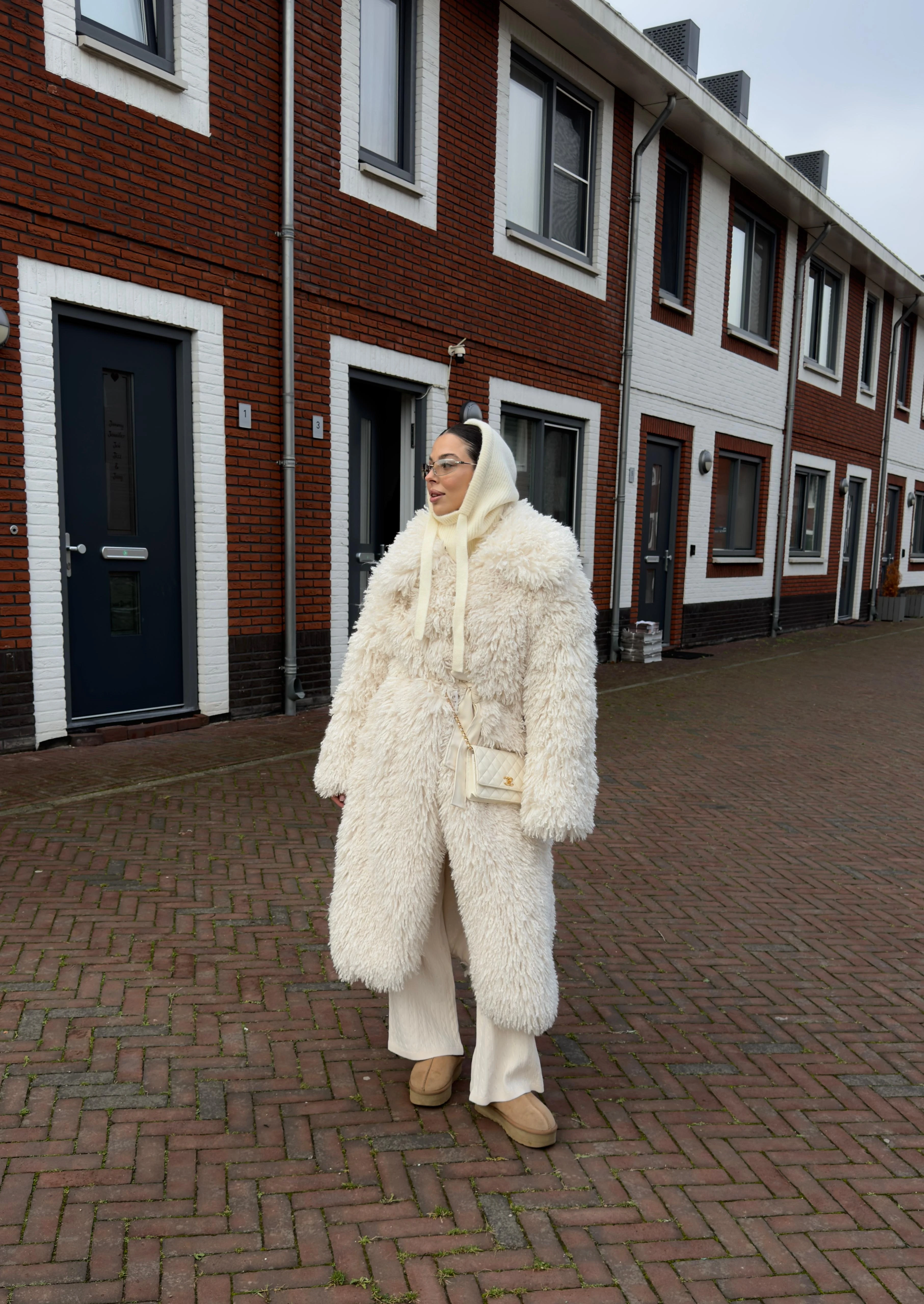 BELİ KUŞAKLI SAÇAKLI KÜRK MONT 