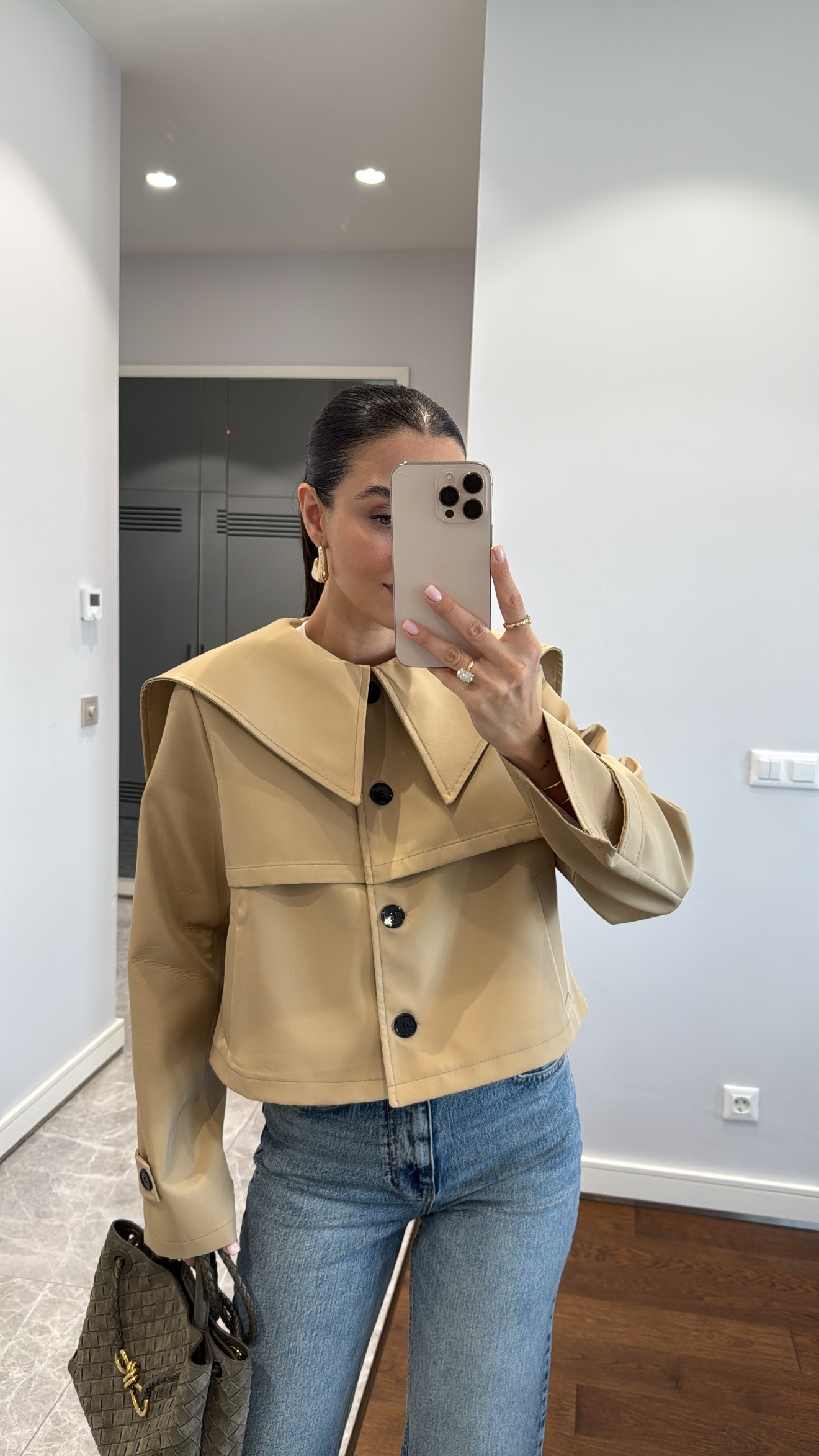 DÜĞMELİ KISA BEBE YAKA TRENÇKOT