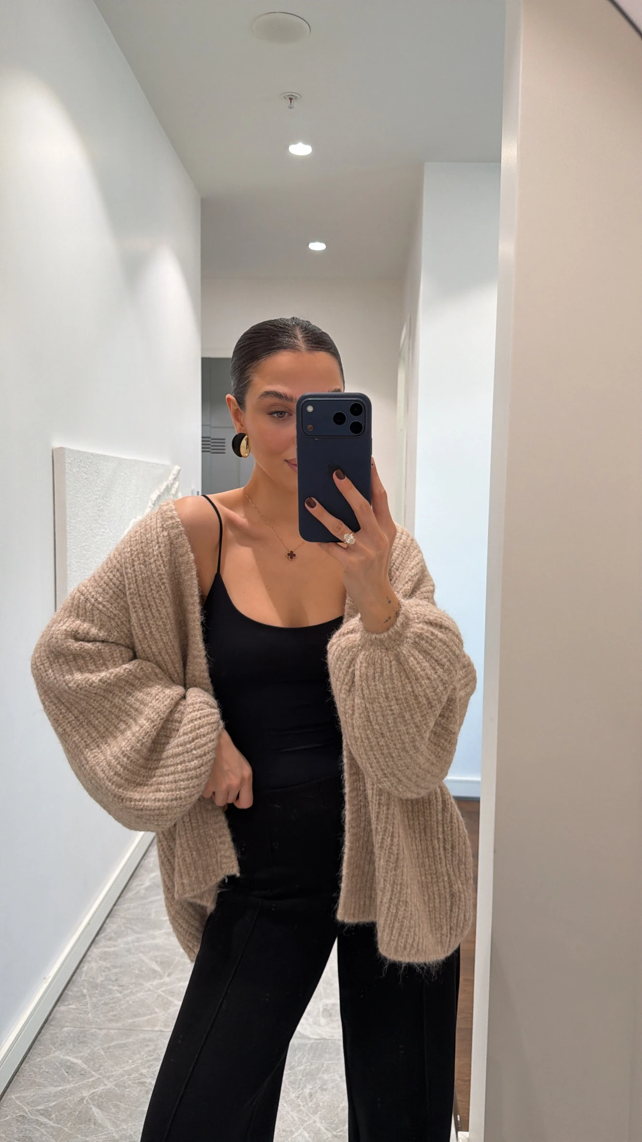 YUMUŞAK DOKULU DÖKÜMLÜ TRİKO HIRKA  - Bej