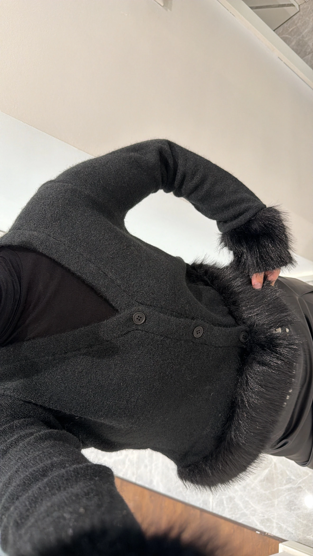 SİYAH KÜRKLÜ TRİKO HIRKA