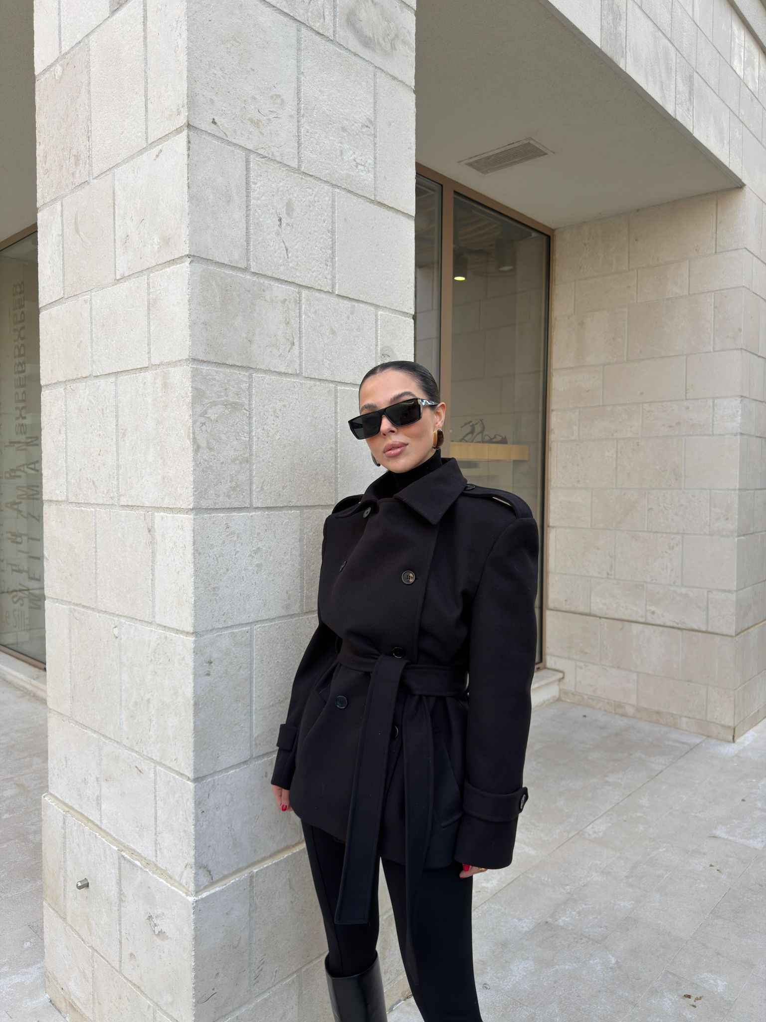 DİK YAKA KUŞAKLI KAŞE KABAN - SİYAH