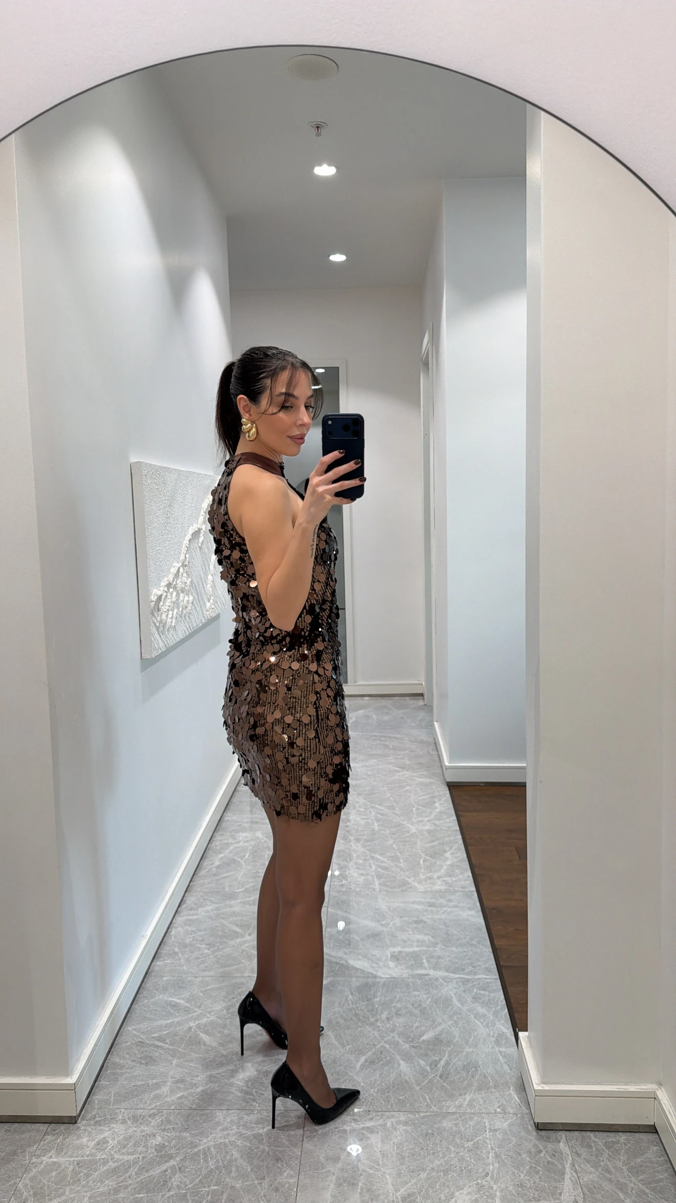 HALTER YAKA PAYETLİ MİNİ ELBİSE 