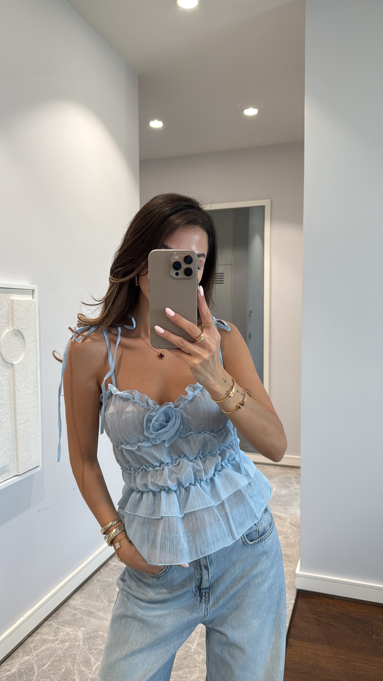 FIRFIRLI GÜL DETAYLI ASKILI BLUZ - MAVİ