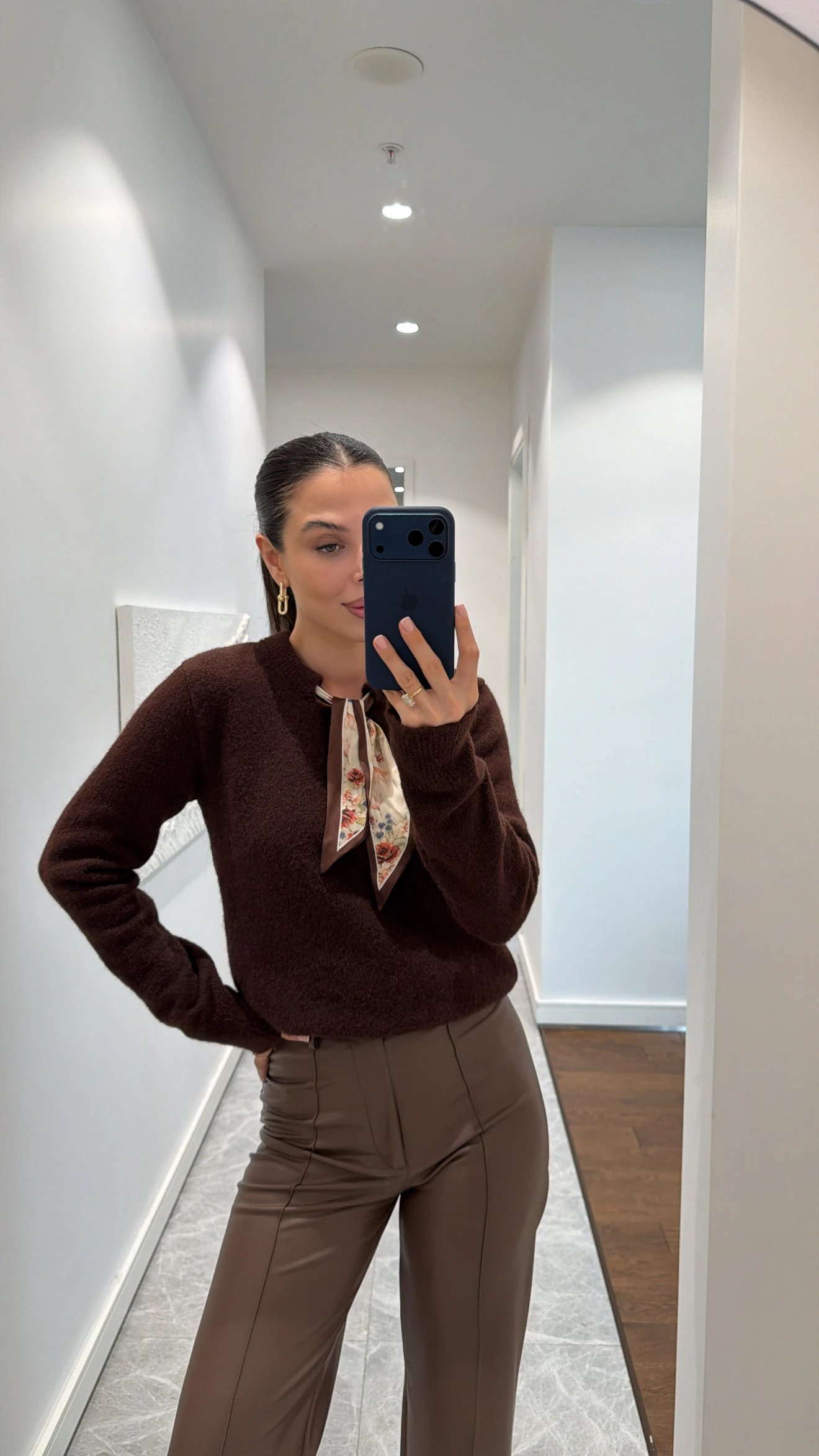 BİSİKLET YAKA FULARLI TRİKO KAZAK